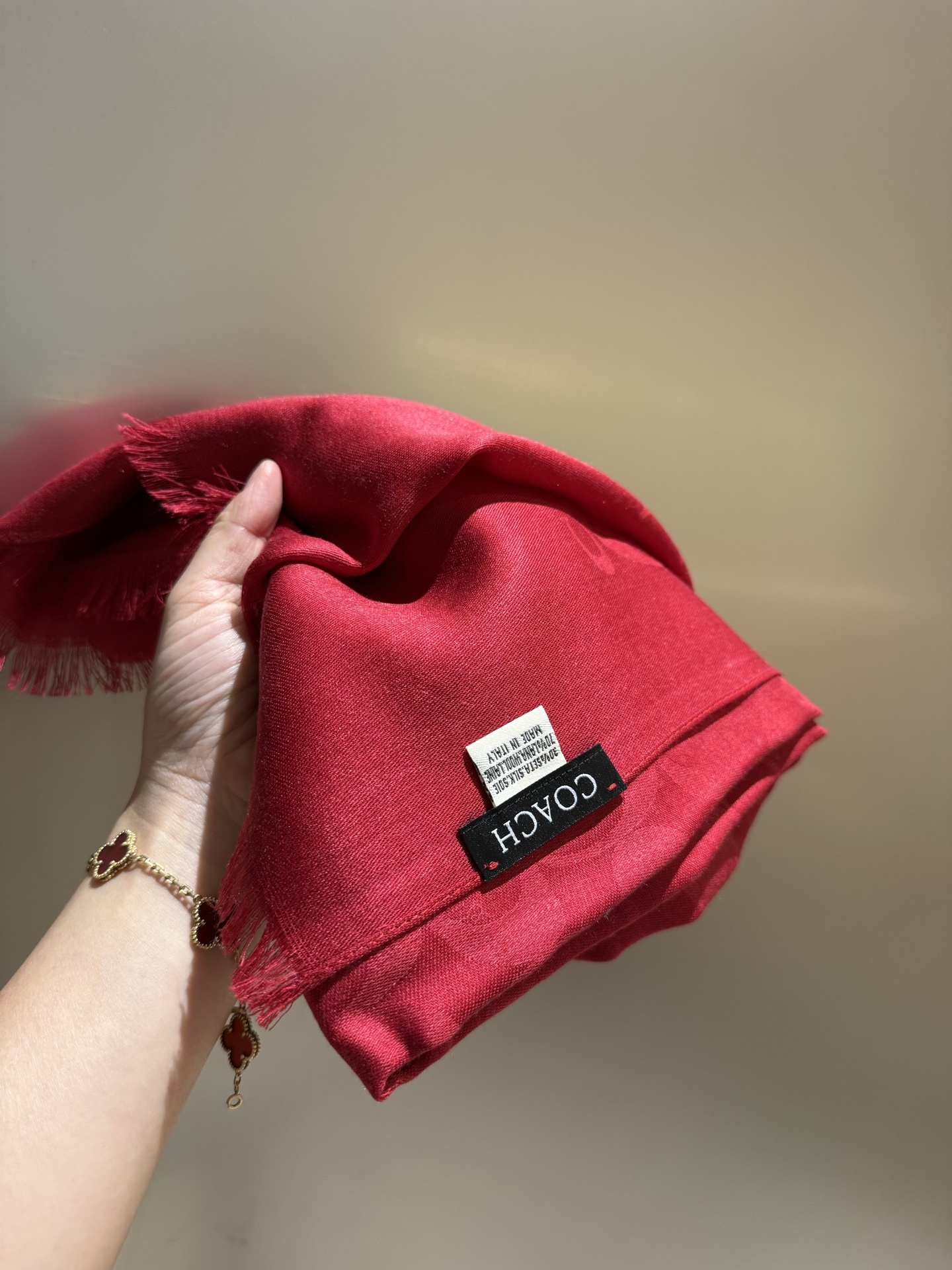 。Coach经典款围巾/大披肩。每个颜色都好看!超级舒适的款，大气奢华，中等厚度，可做披肩，办公室冷气足