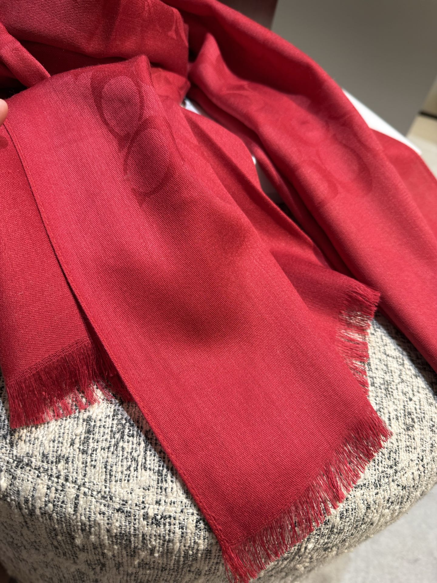 。Coach经典款围巾/大披肩。每个颜色都好看!超级舒适的款，大气奢华，中等厚度，可做披肩，办公室冷气足