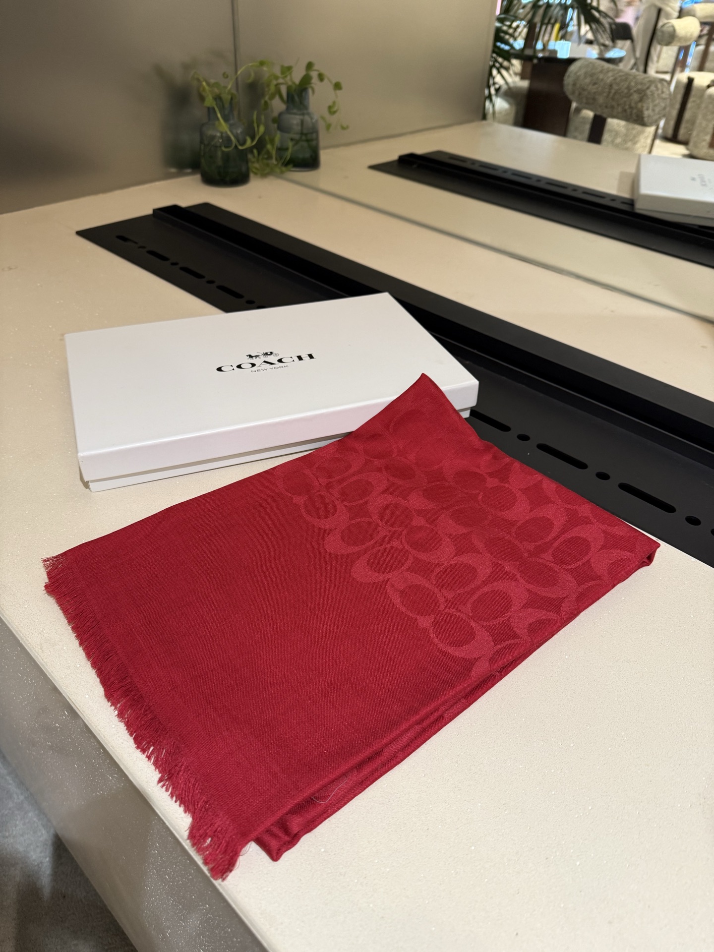 。Coach经典款围巾/大披肩。每个颜色都好看!超级舒适的款，大气奢华，中等厚度，可做披肩，办公室冷气足