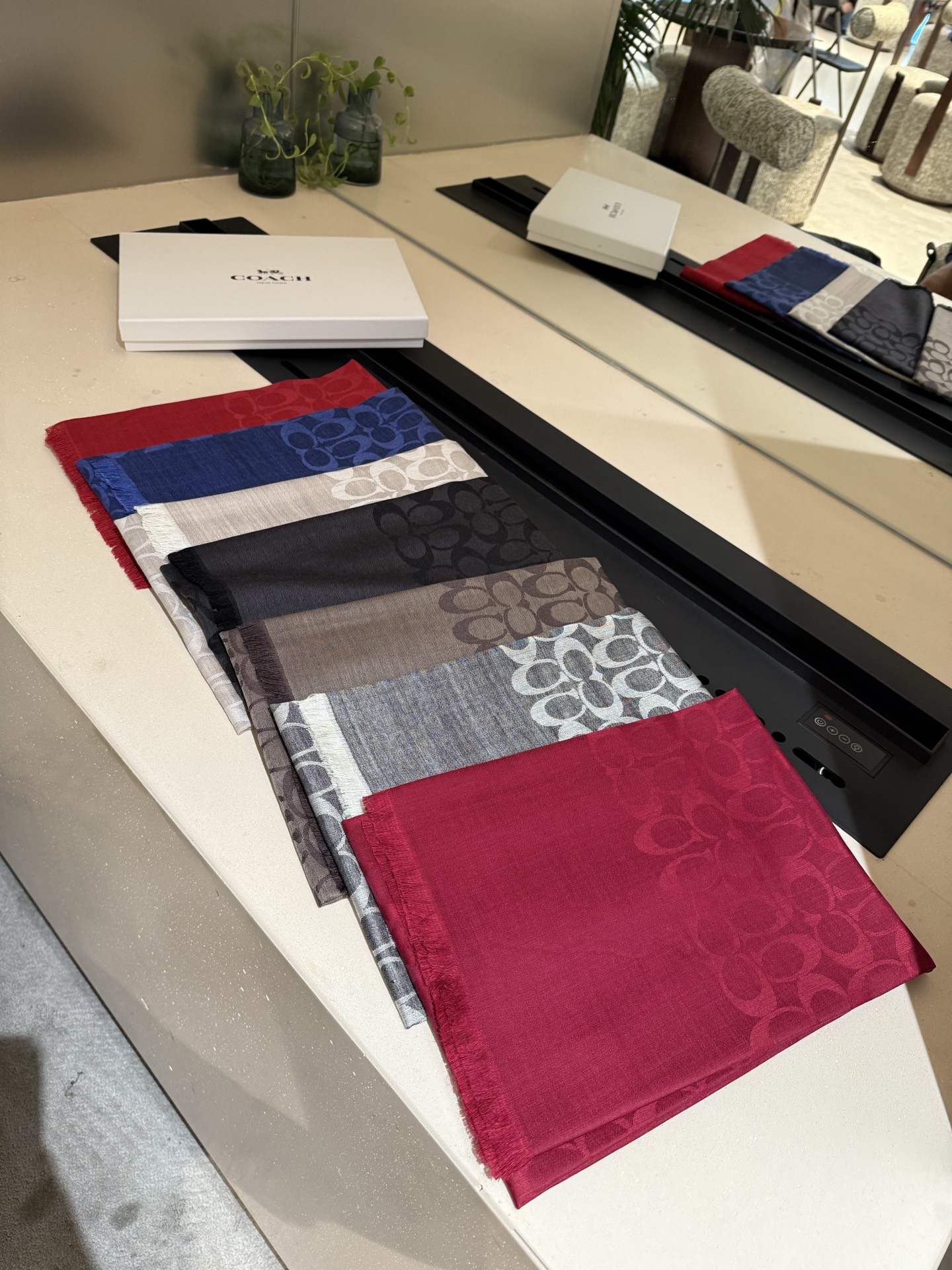 。Coach经典款围巾/大披肩。每个颜色都好看!超级舒适的款，大气奢华，中等厚度，可做披肩，办公室冷气足