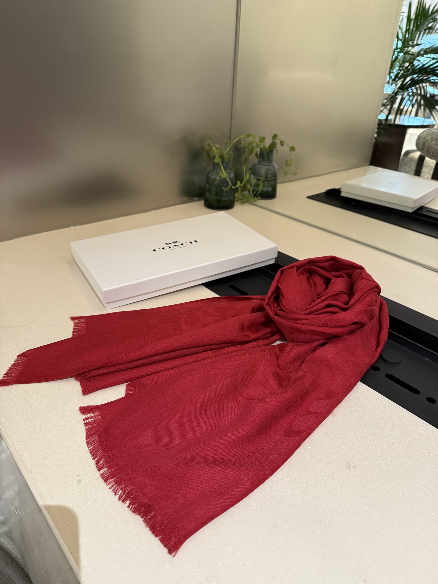 。Coach经典款围巾/大披肩。每个颜色都好看!超级舒适的款，大气奢华，中等厚度，可做披肩，办公室冷气足