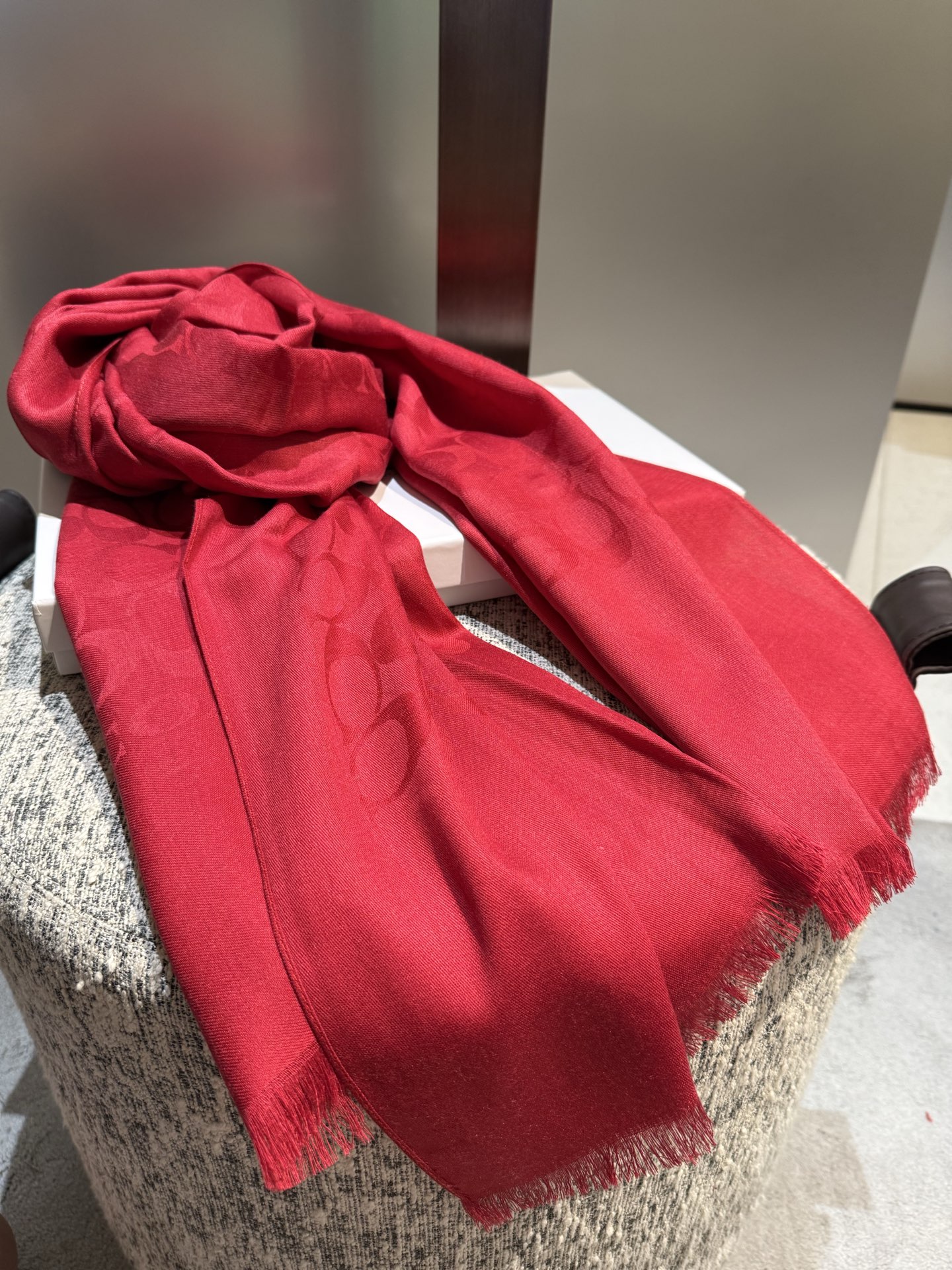 。Coach经典款围巾/大披肩。每个颜色都好看!超级舒适的款，大气奢华，中等厚度，可做披肩，办公室冷气足