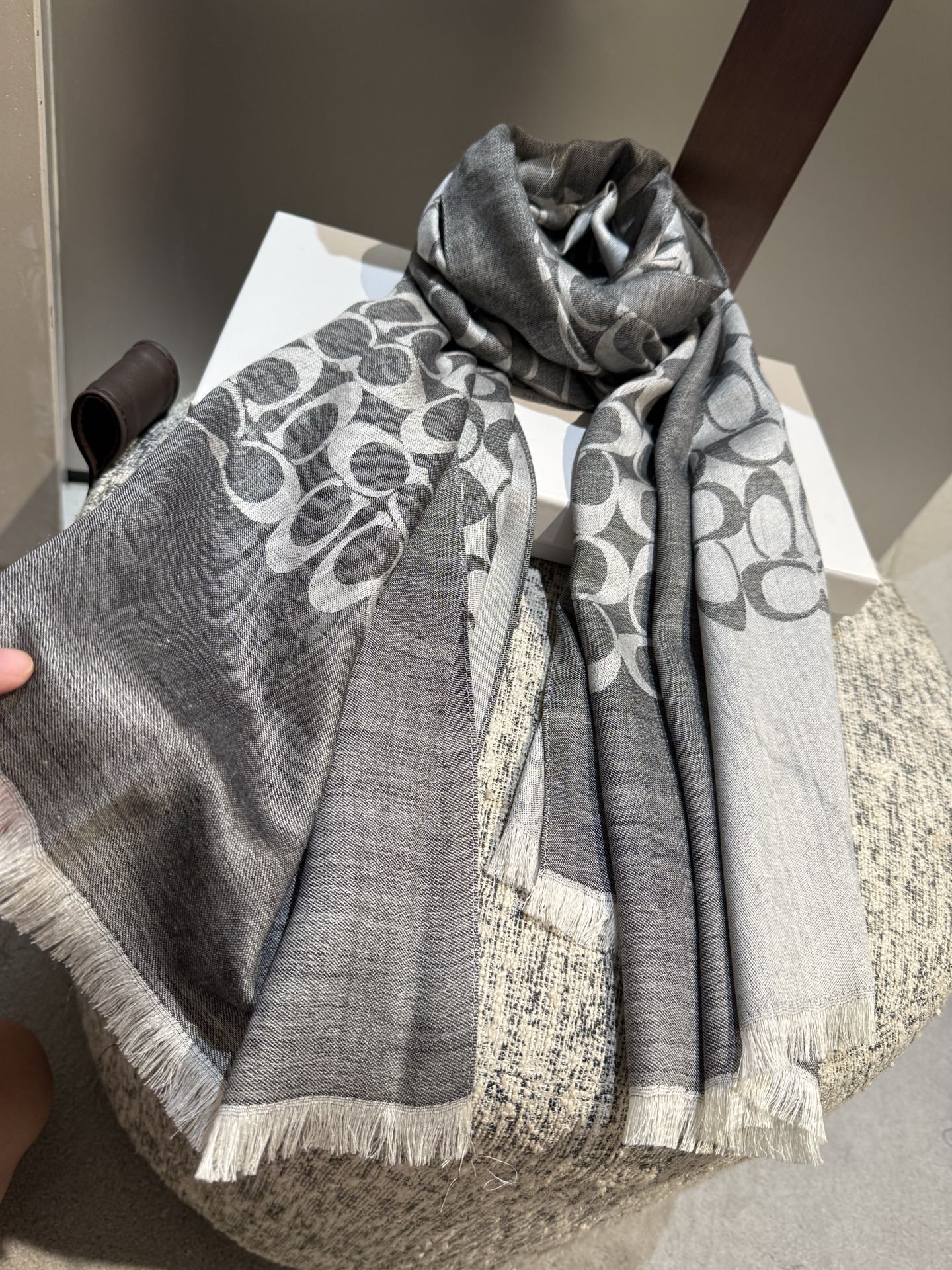 。Coach经典款围巾/大披肩。每个颜色都好看!超级舒适的款，大气奢华，中等厚度，可做披肩，办公室冷气足