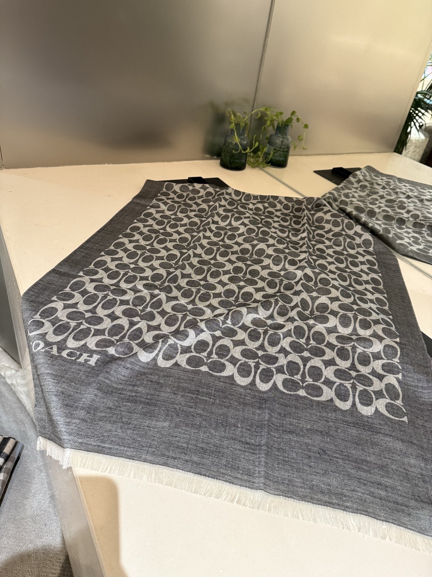 。Coach经典款围巾/大披肩。每个颜色都好看!超级舒适的款，大气奢华，中等厚度，可做披肩，办公室冷气足