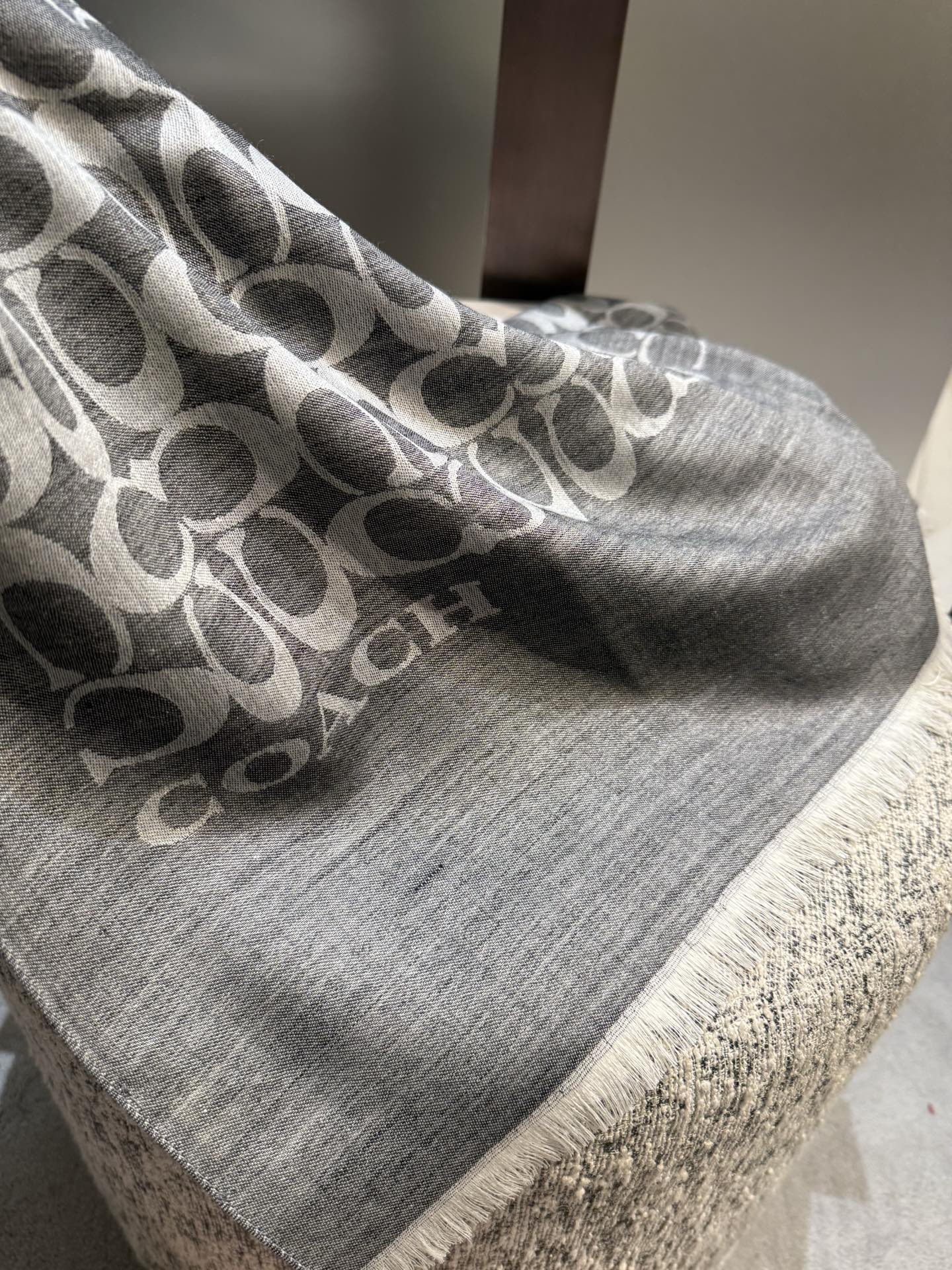 。Coach经典款围巾/大披肩。每个颜色都好看!超级舒适的款，大气奢华，中等厚度，可做披肩，办公室冷气足