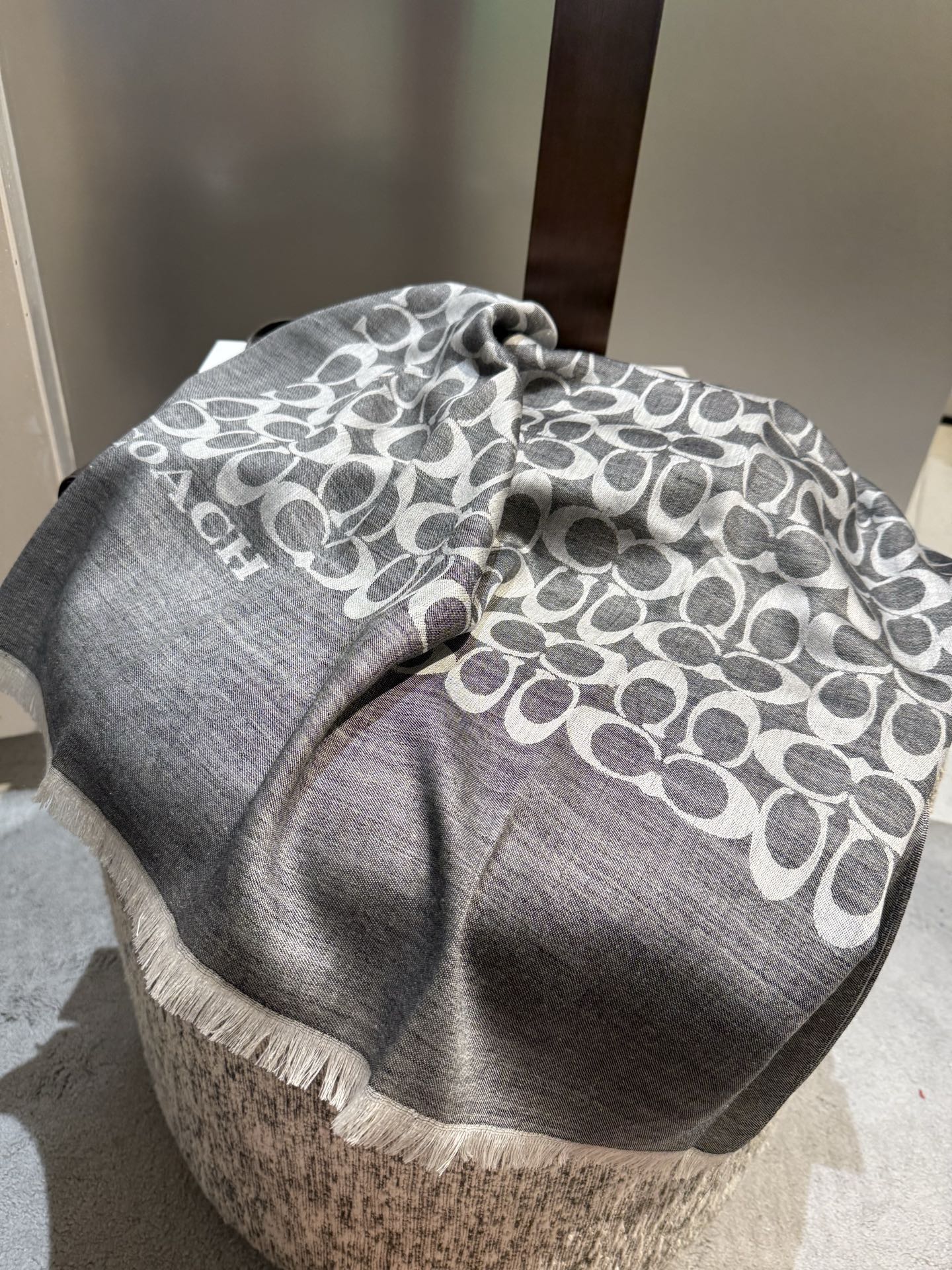 。Coach经典款围巾/大披肩。每个颜色都好看!超级舒适的款，大气奢华，中等厚度，可做披肩，办公室冷气足