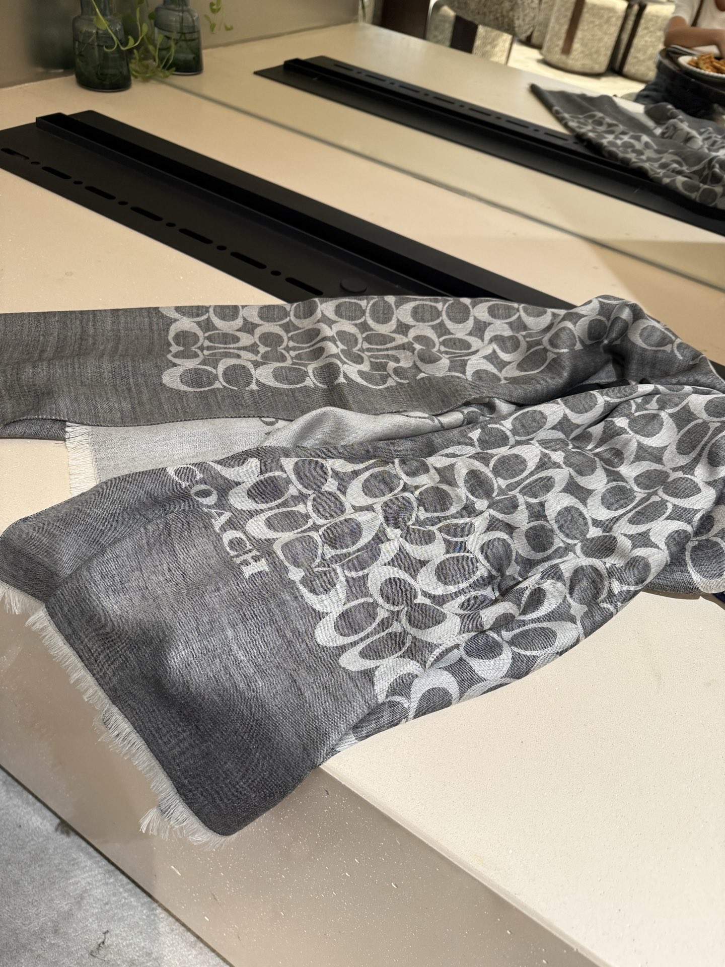 。Coach经典款围巾/大披肩。每个颜色都好看!超级舒适的款，大气奢华，中等厚度，可做披肩，办公室冷气足