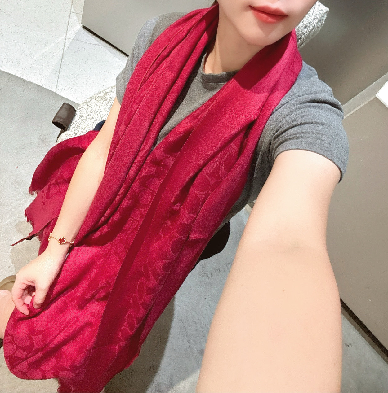 。Coach经典款围巾/大披肩。每个颜色都好看!超级舒适的款，大气奢华，中等厚度，可做披肩，办公室冷气足