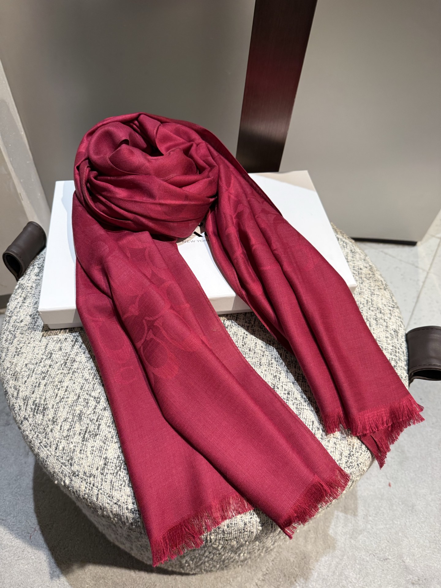 。Coach经典款围巾/大披肩。每个颜色都好看!超级舒适的款，大气奢华，中等厚度，可做披肩，办公室冷气足