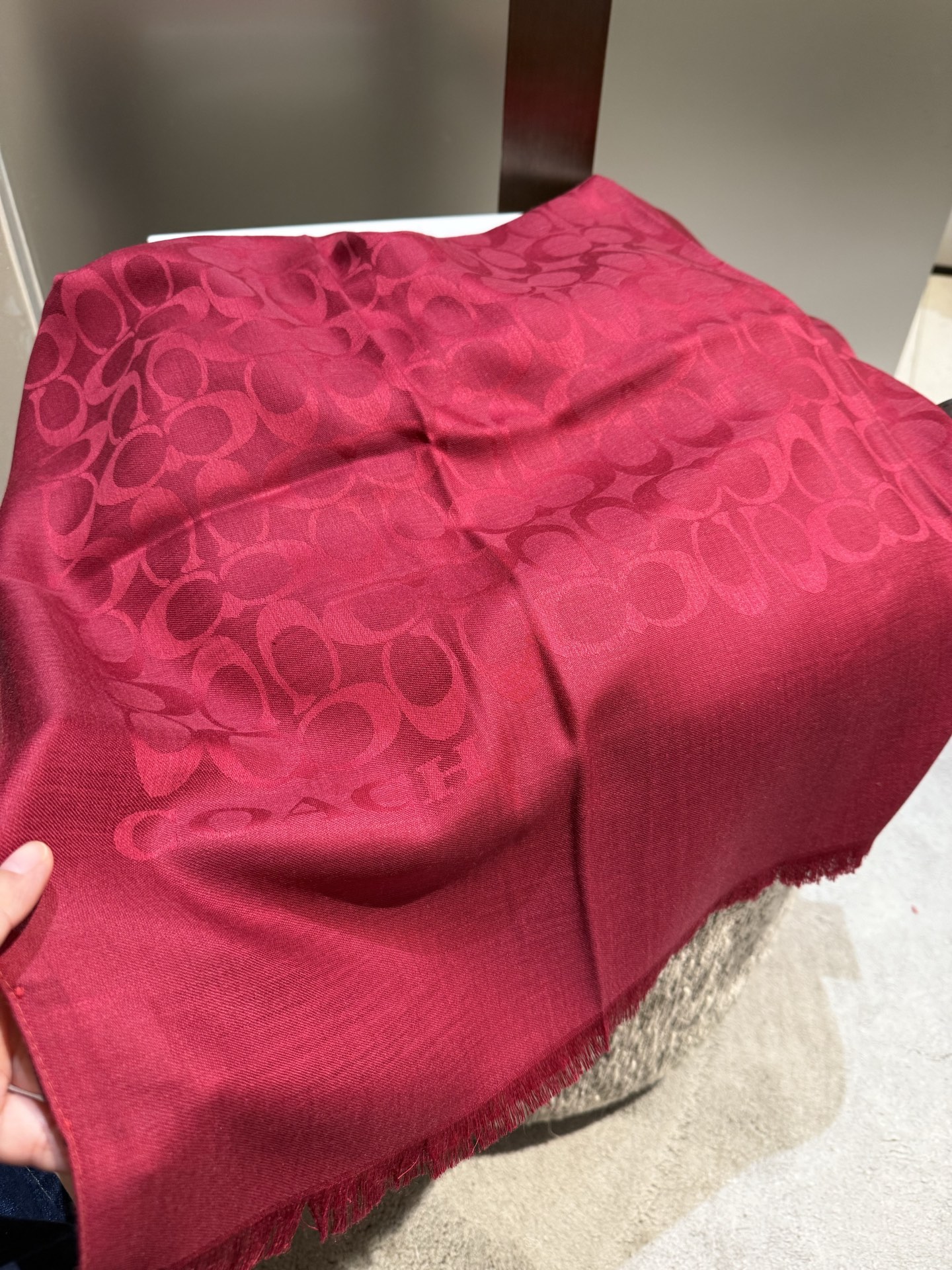 。Coach经典款围巾/大披肩。每个颜色都好看!超级舒适的款，大气奢华，中等厚度，可做披肩，办公室冷气足