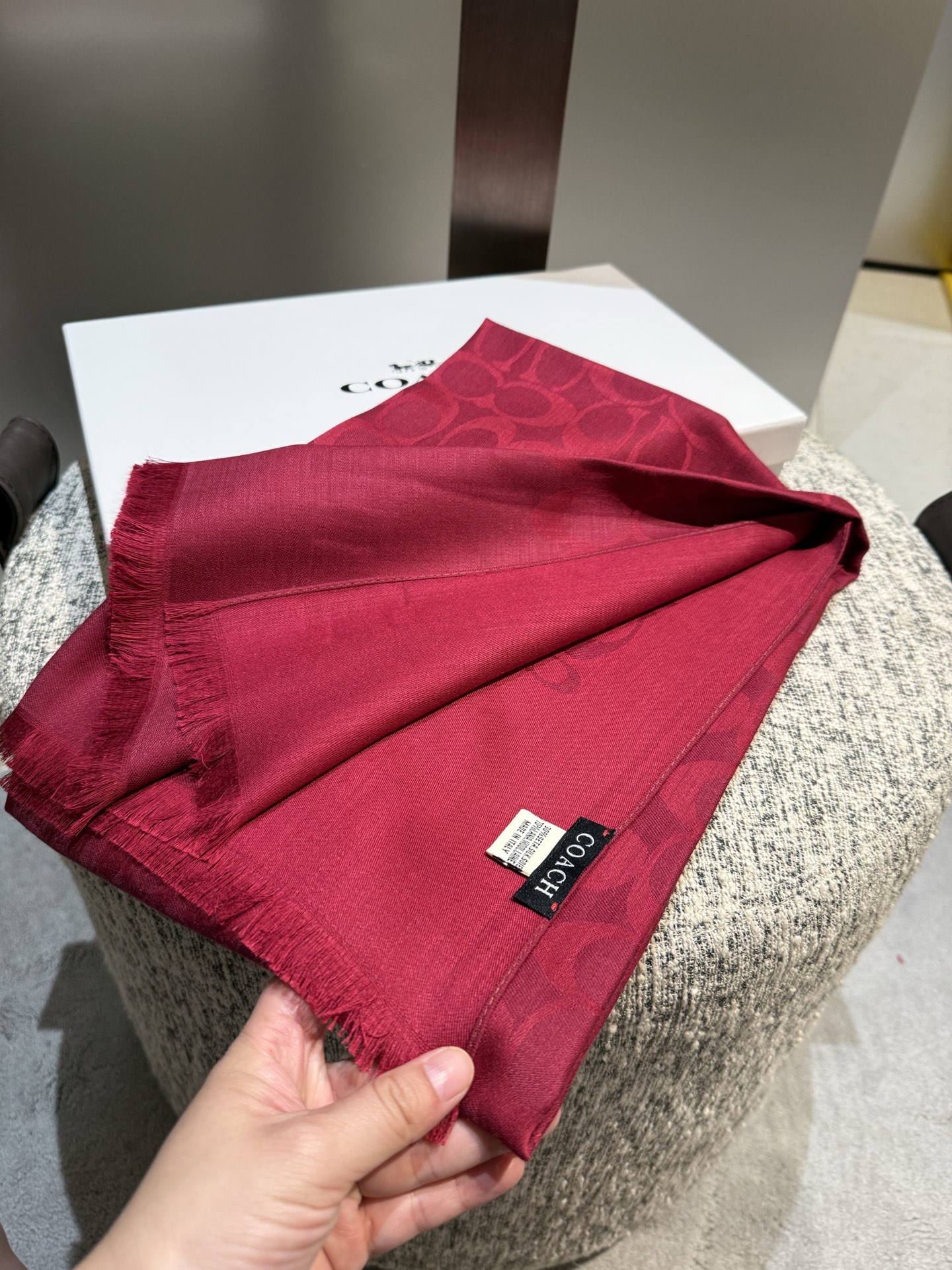 。Coach经典款围巾/大披肩。每个颜色都好看!超级舒适的款，大气奢华，中等厚度，可做披肩，办公室冷气足