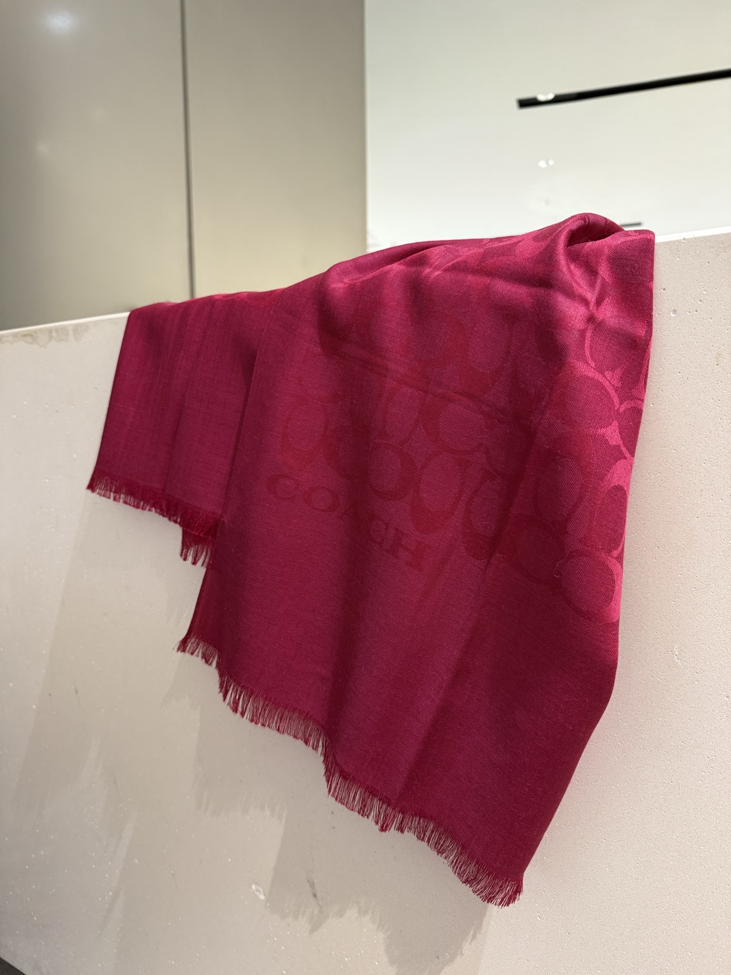 。Coach经典款围巾/大披肩。每个颜色都好看!超级舒适的款，大气奢华，中等厚度，可做披肩，办公室冷气足