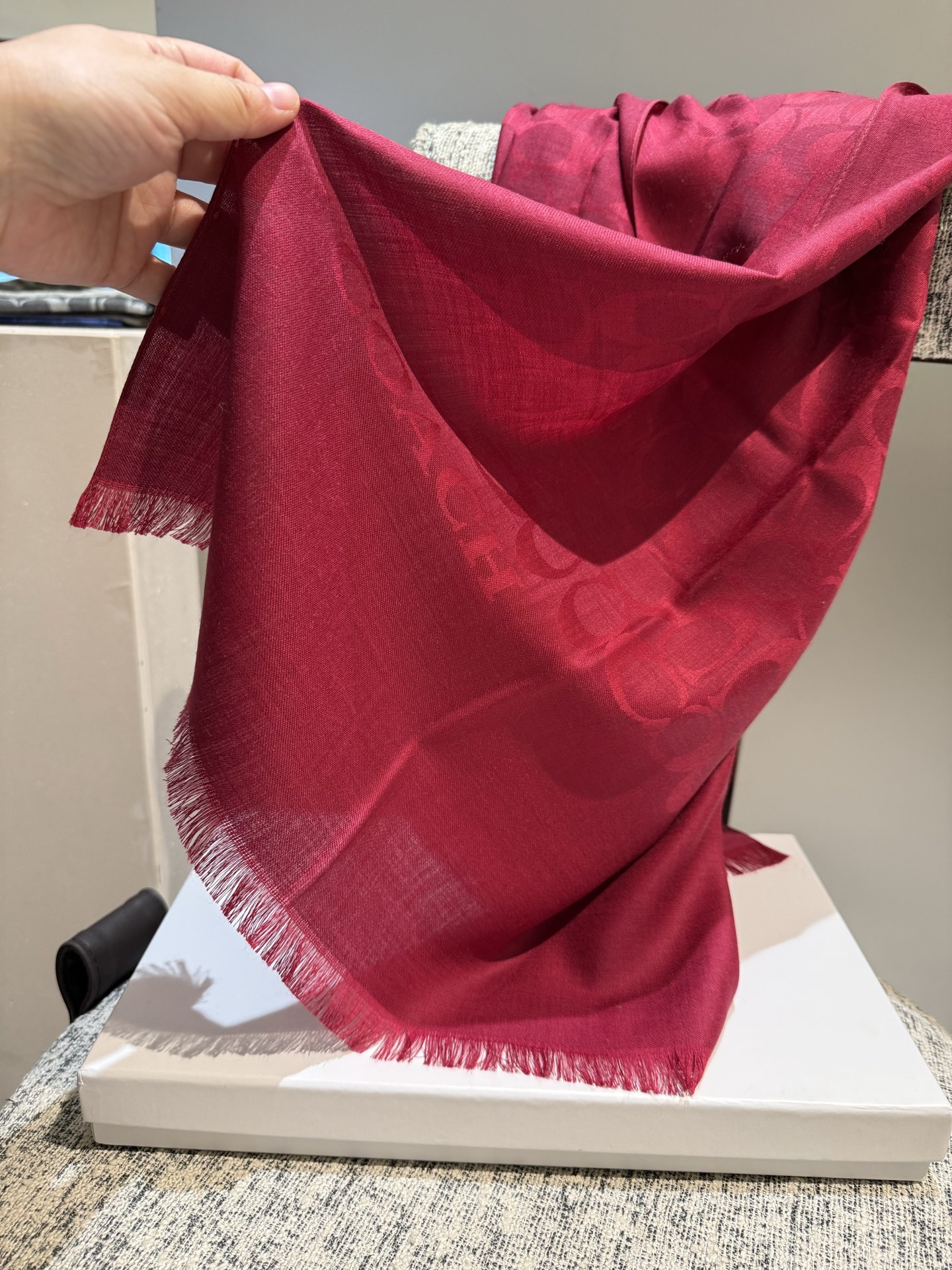 。Coach经典款围巾/大披肩。每个颜色都好看!超级舒适的款，大气奢华，中等厚度，可做披肩，办公室冷气足