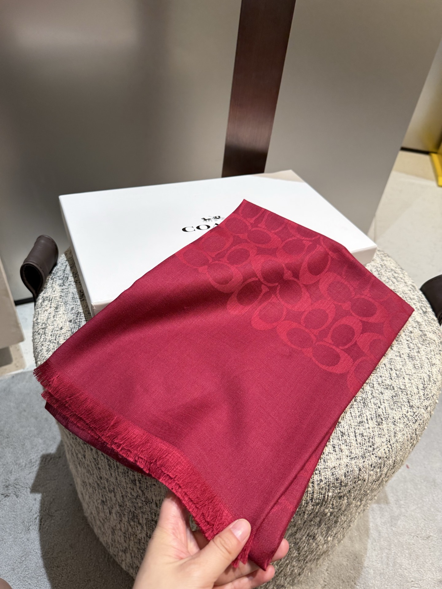 。Coach经典款围巾/大披肩。每个颜色都好看!超级舒适的款，大气奢华，中等厚度，可做披肩，办公室冷气足