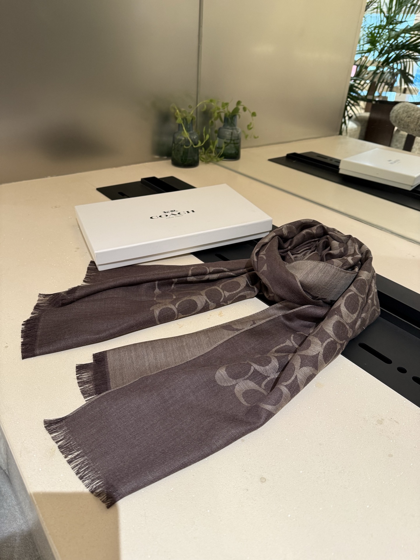 。Coach经典款围巾/大披肩。每个颜色都好看!超级舒适的款，大气奢华，中等厚度，可做披肩，办公室冷气足