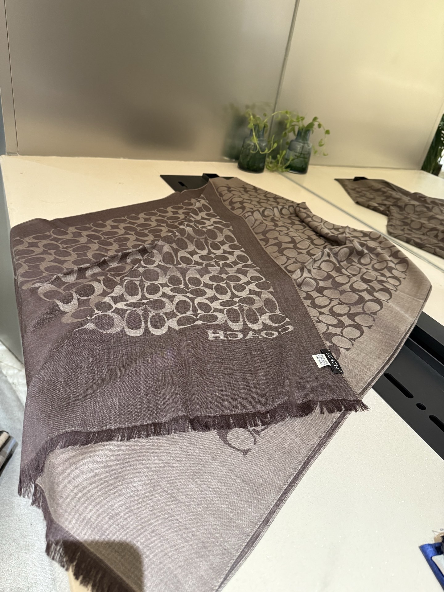 。Coach经典款围巾/大披肩。每个颜色都好看!超级舒适的款，大气奢华，中等厚度，可做披肩，办公室冷气足