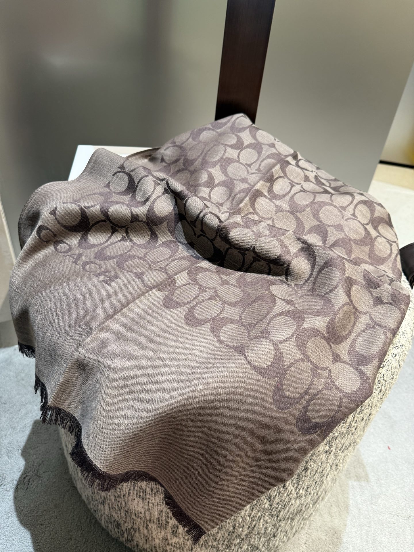 。Coach经典款围巾/大披肩。每个颜色都好看!超级舒适的款，大气奢华，中等厚度，可做披肩，办公室冷气足