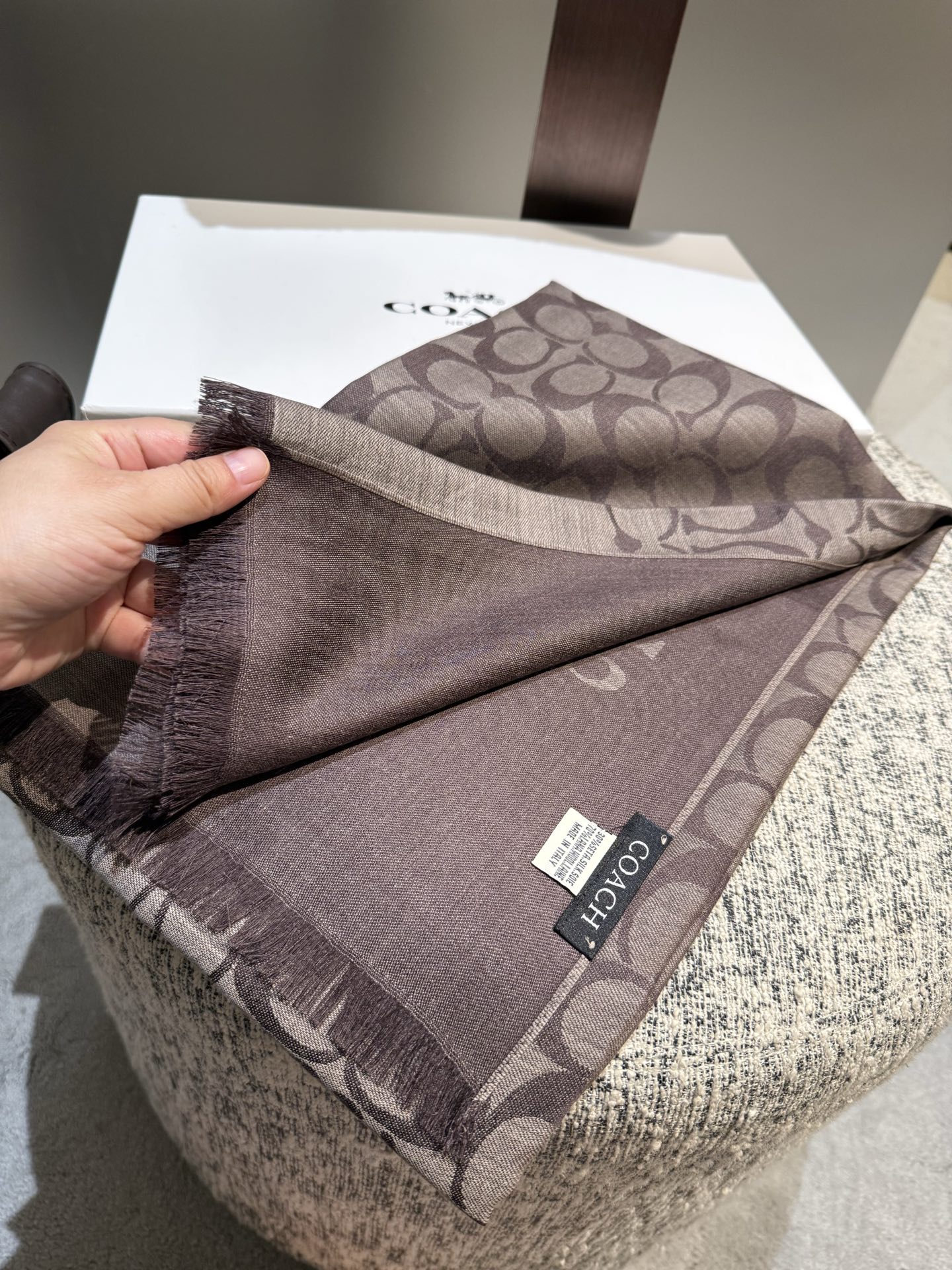 。Coach经典款围巾/大披肩。每个颜色都好看!超级舒适的款，大气奢华，中等厚度，可做披肩，办公室冷气足