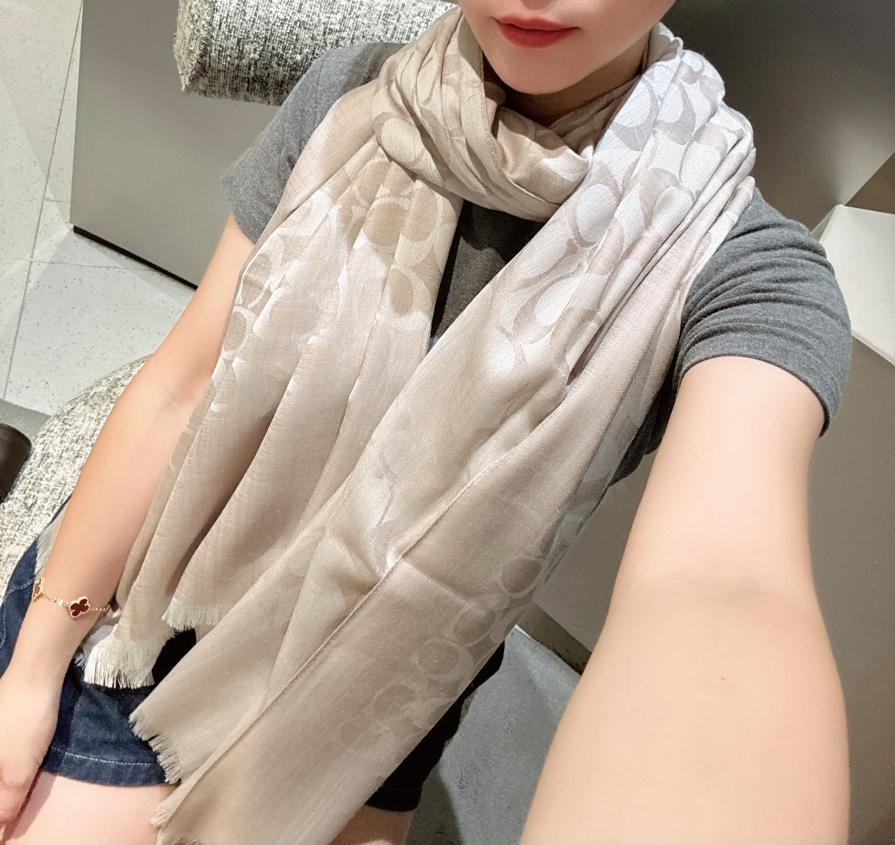 。Coach经典款围巾/大披肩。每个颜色都好看!超级舒适的款，大气奢华，中等厚度，可做披肩，办公室冷气足