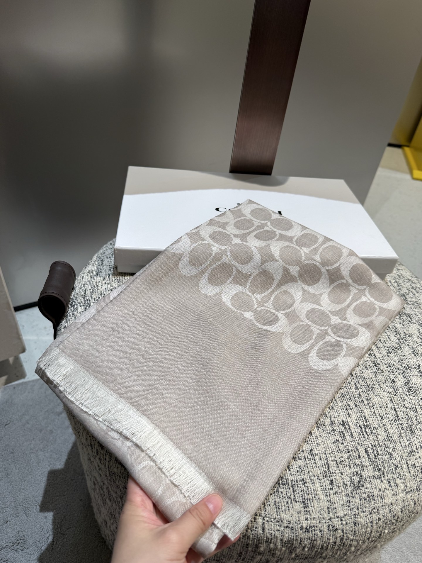 。Coach经典款围巾/大披肩。每个颜色都好看!超级舒适的款，大气奢华，中等厚度，可做披肩，办公室冷气足