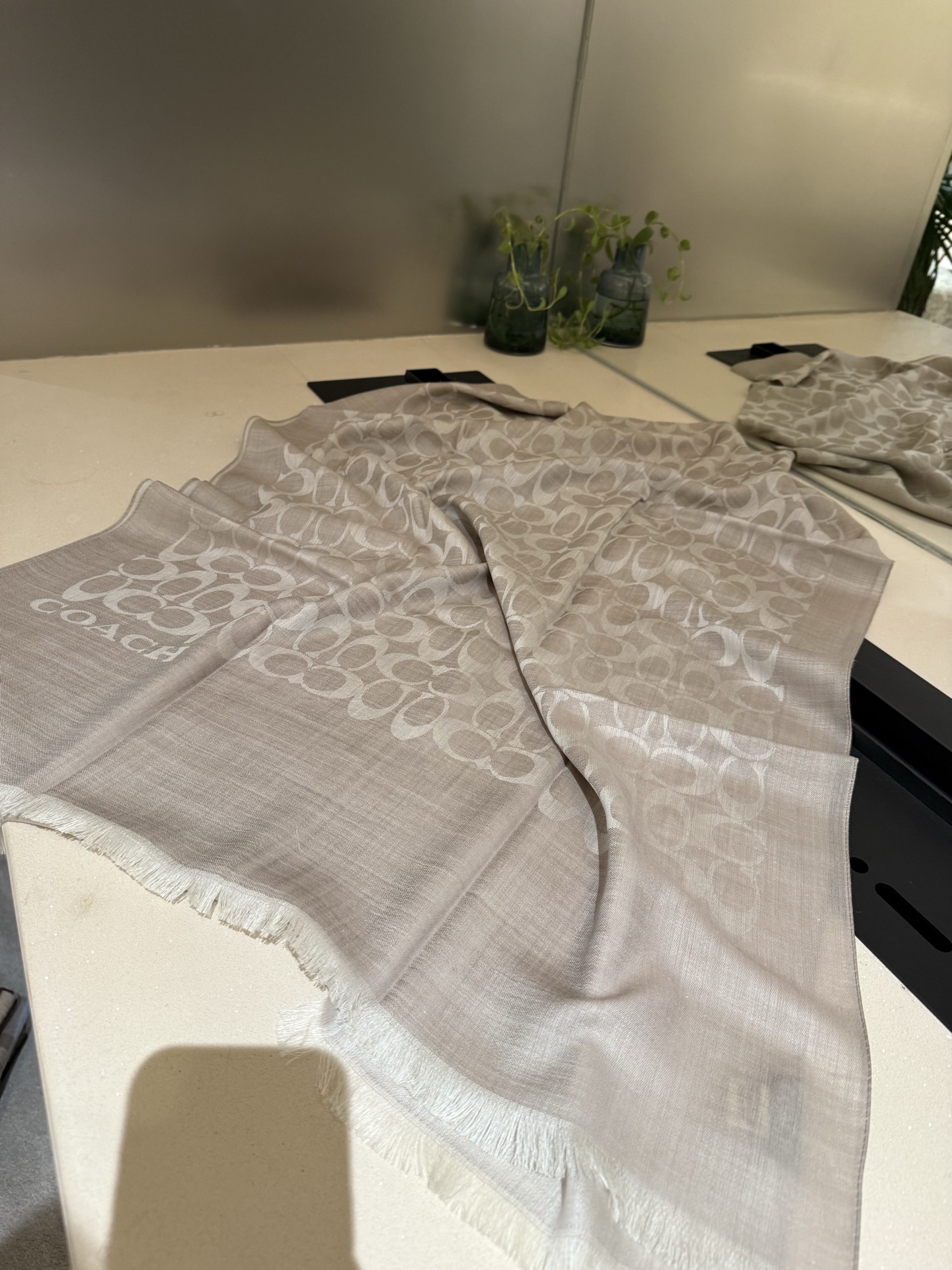 。Coach经典款围巾/大披肩。每个颜色都好看!超级舒适的款，大气奢华，中等厚度，可做披肩，办公室冷气足