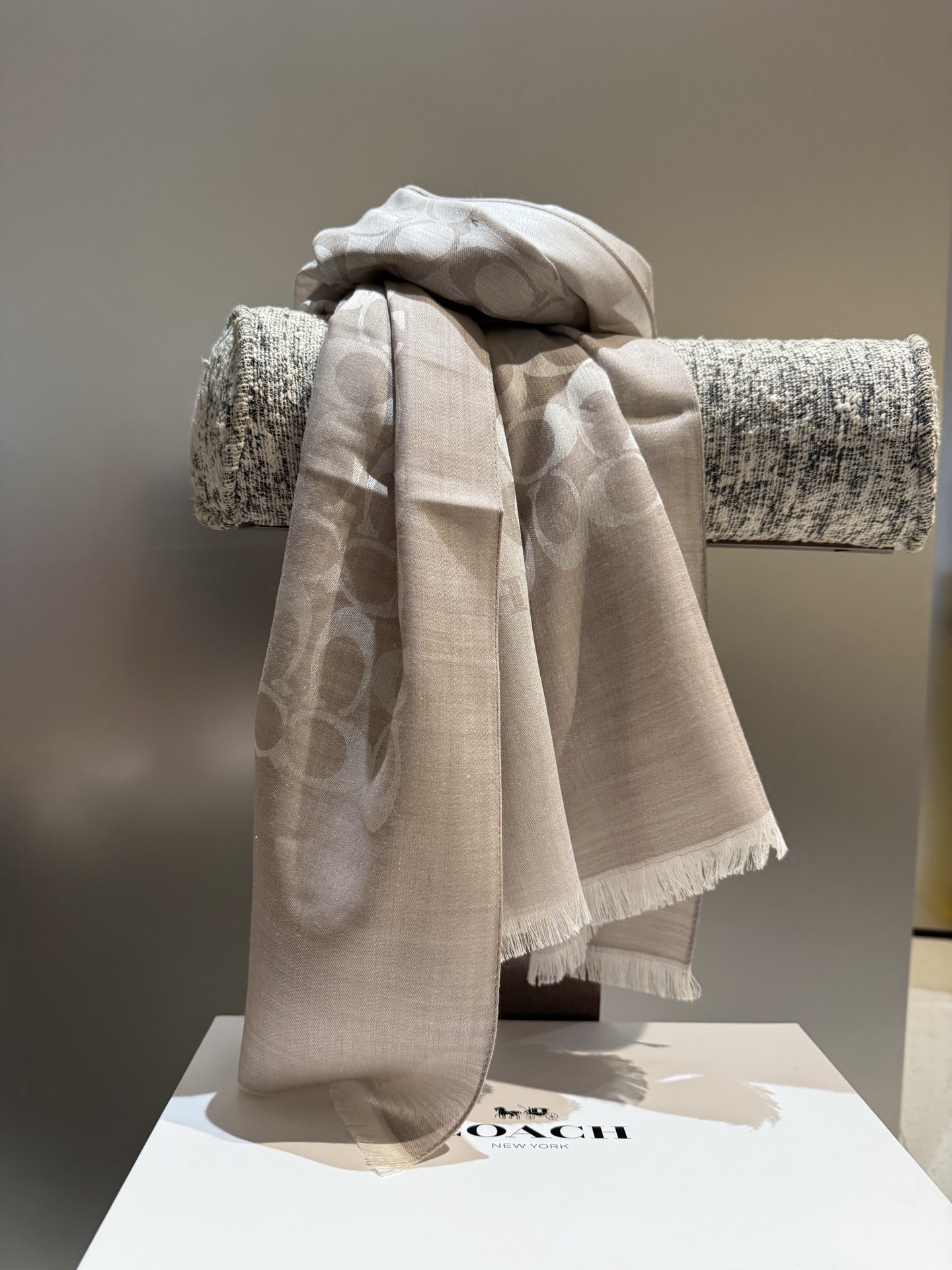 。Coach经典款围巾/大披肩。每个颜色都好看!超级舒适的款，大气奢华，中等厚度，可做披肩，办公室冷气足