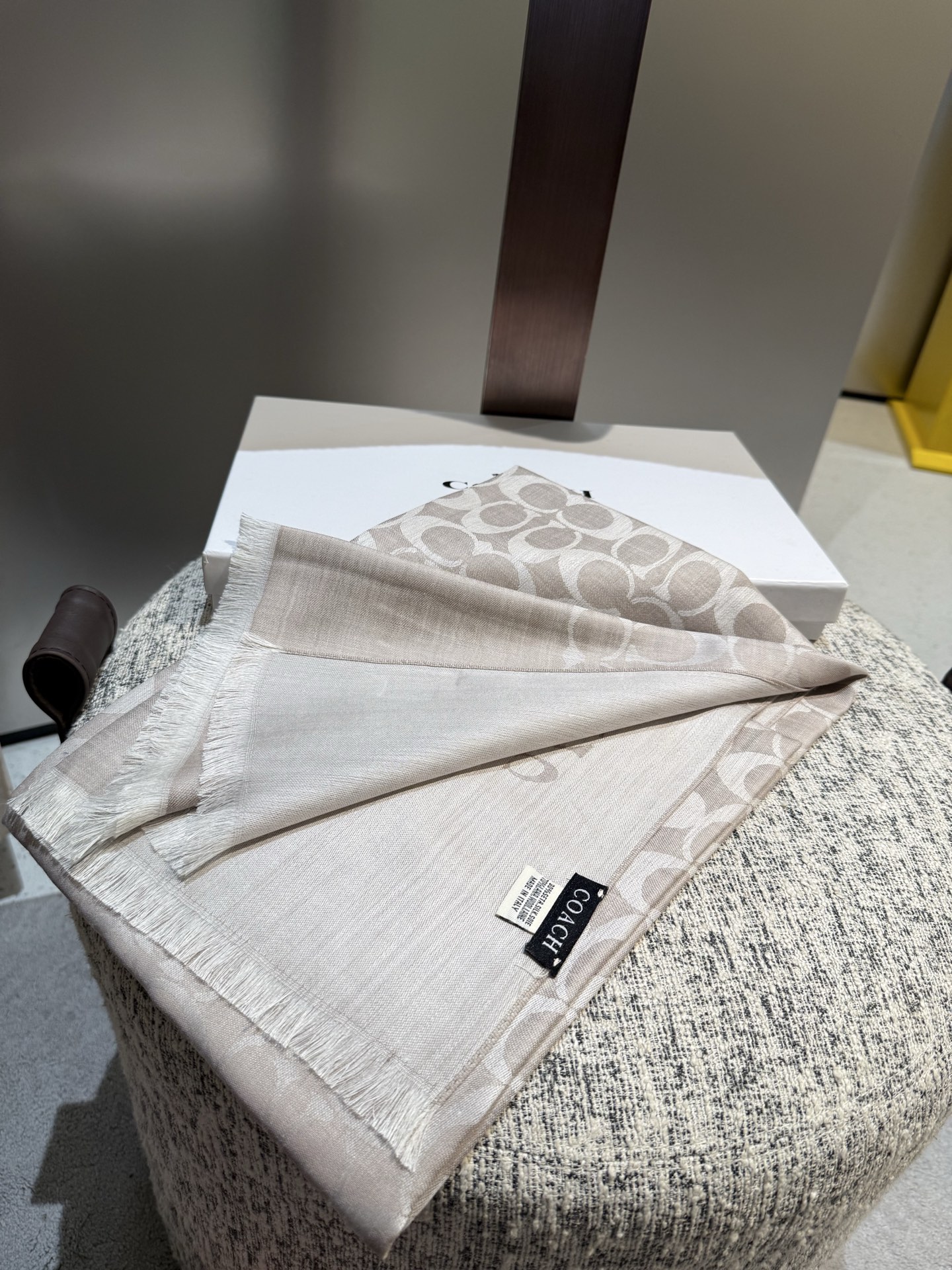 。Coach经典款围巾/大披肩。每个颜色都好看!超级舒适的款，大气奢华，中等厚度，可做披肩，办公室冷气足