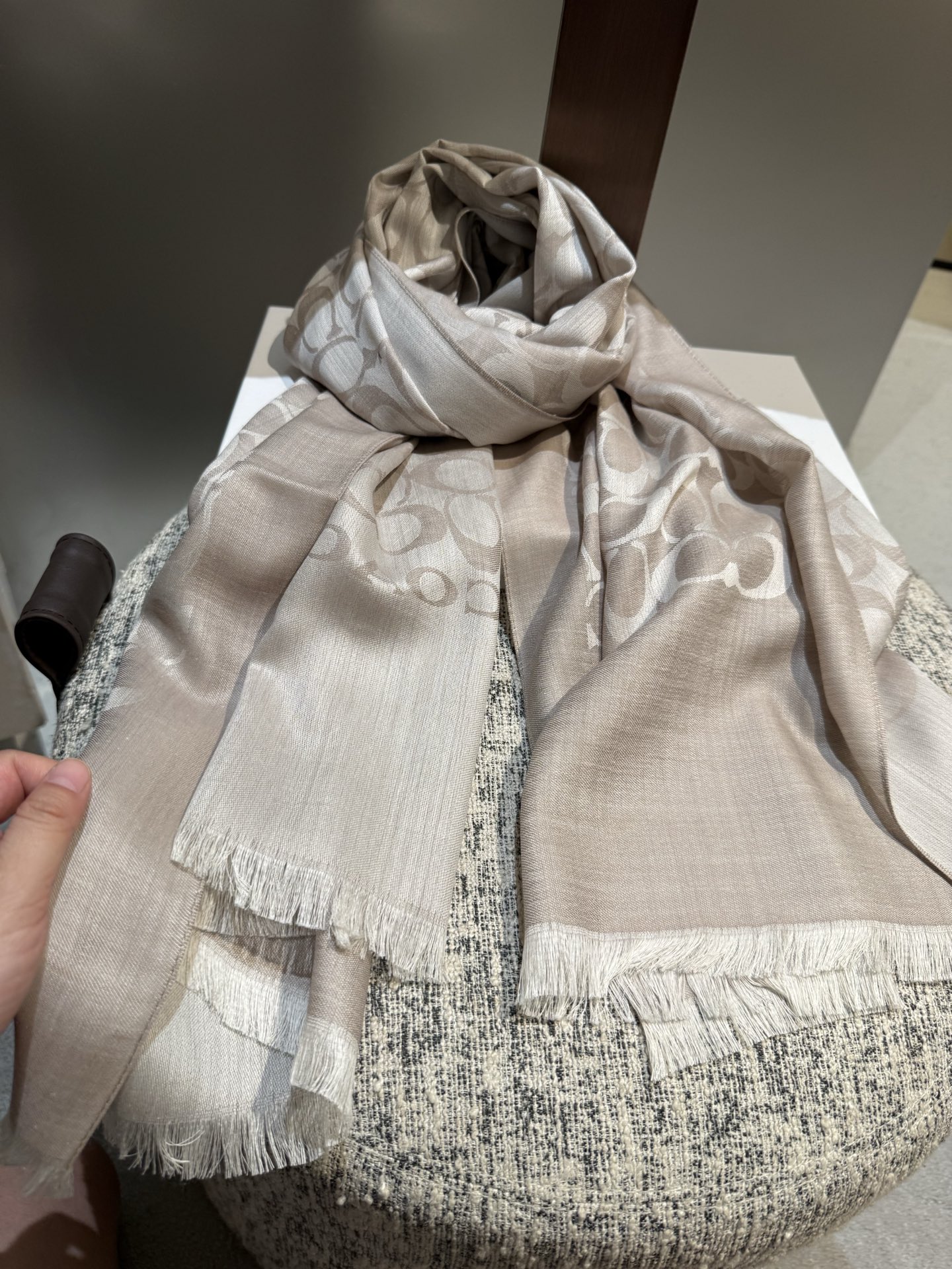 。Coach经典款围巾/大披肩。每个颜色都好看!超级舒适的款，大气奢华，中等厚度，可做披肩，办公室冷气足