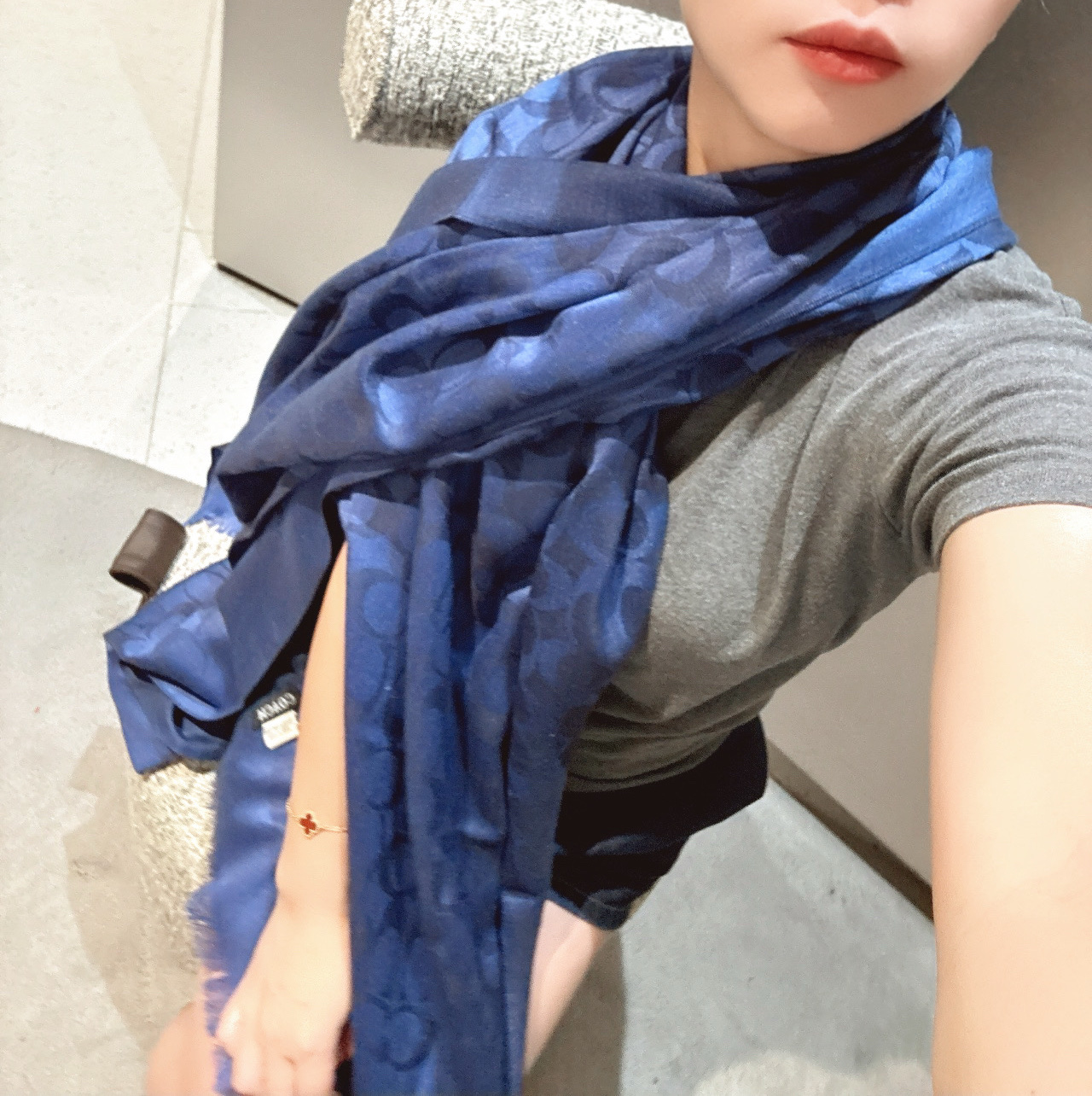 。Coach经典款围巾/大披肩。每个颜色都好看!超级舒适的款，大气奢华，中等厚度，可做披肩，办公室冷气足