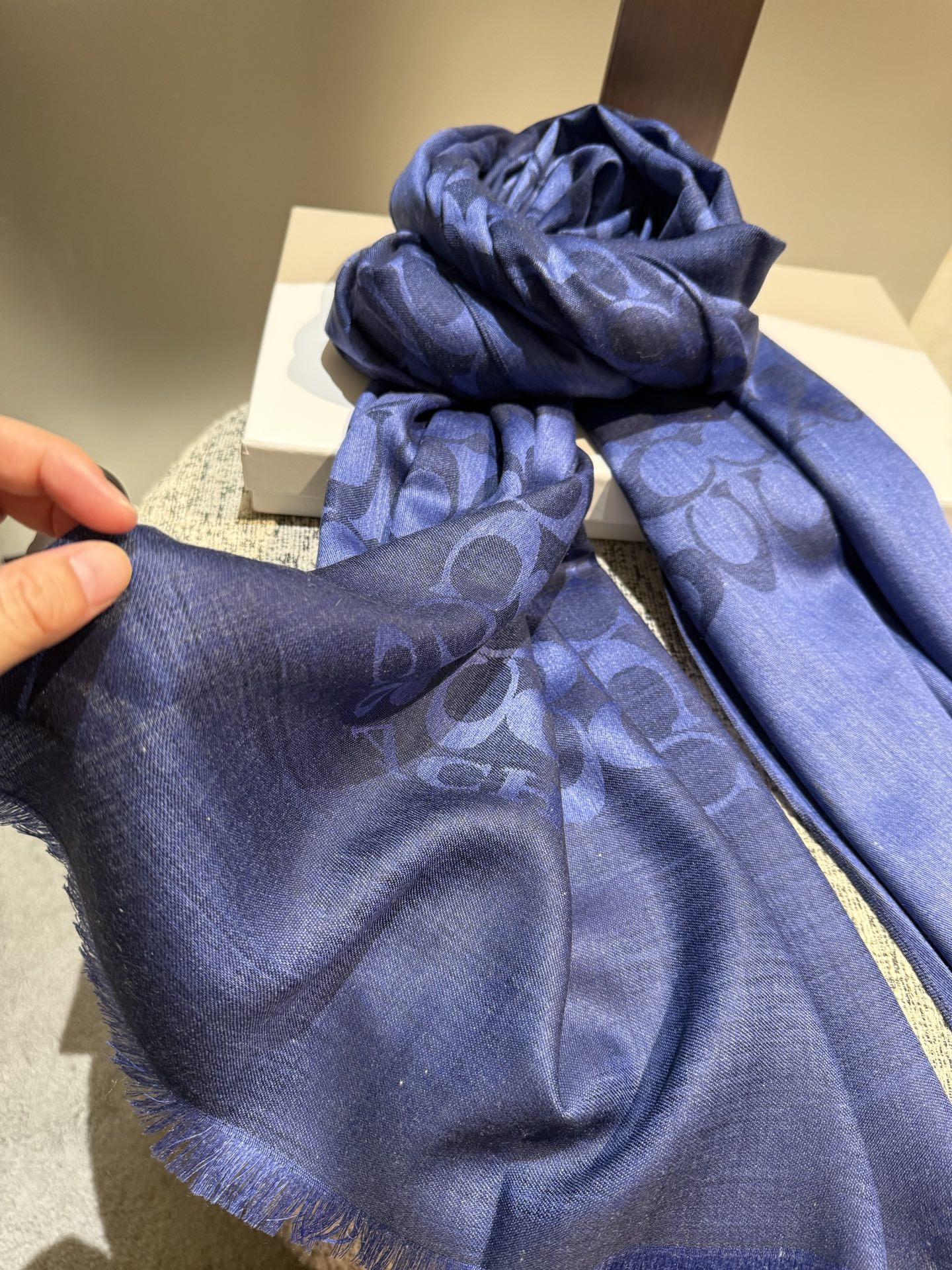 。Coach经典款围巾/大披肩。每个颜色都好看!超级舒适的款，大气奢华，中等厚度，可做披肩，办公室冷气足