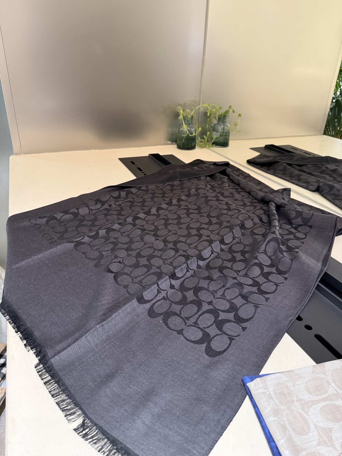 。Coach经典款围巾/大披肩。每个颜色都好看!超级舒适的款，大气奢华，中等厚度，可做披肩，办公室冷气足