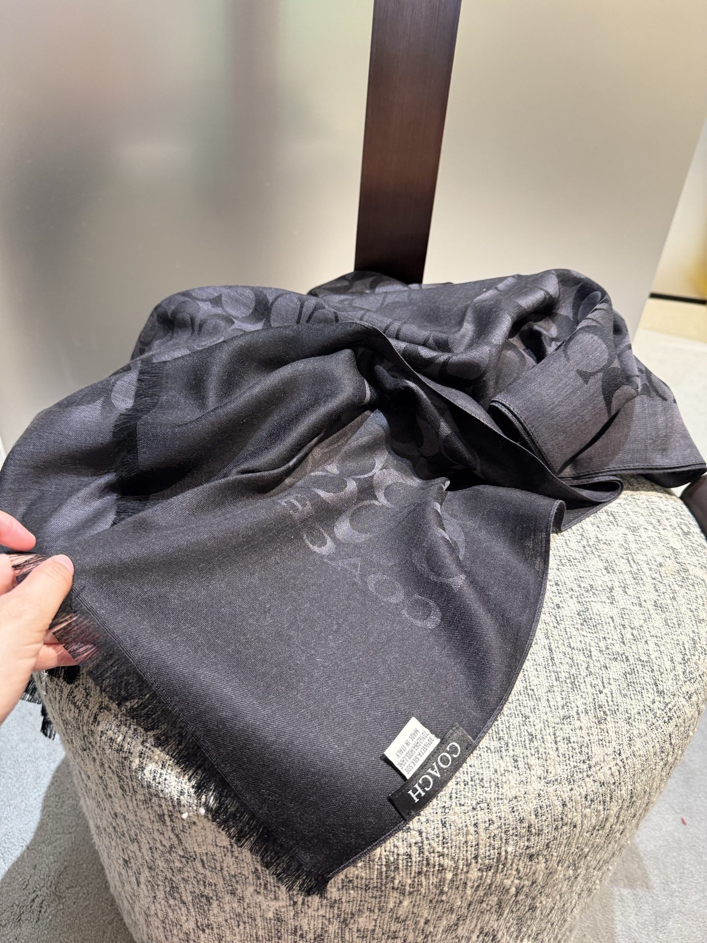 。Coach经典款围巾/大披肩。每个颜色都好看!超级舒适的款，大气奢华，中等厚度，可做披肩，办公室冷气足