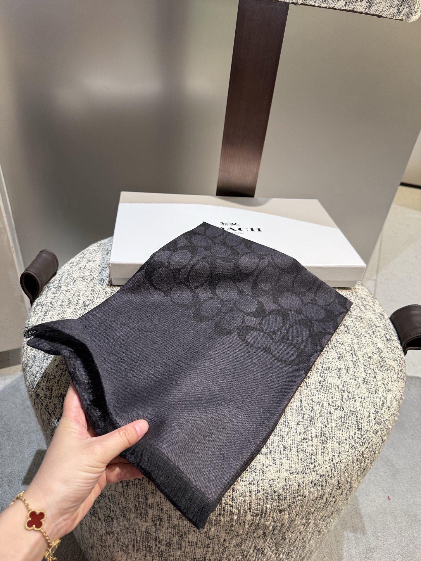 。Coach经典款围巾/大披肩。每个颜色都好看!超级舒适的款，大气奢华，中等厚度，可做披肩，办公室冷气足