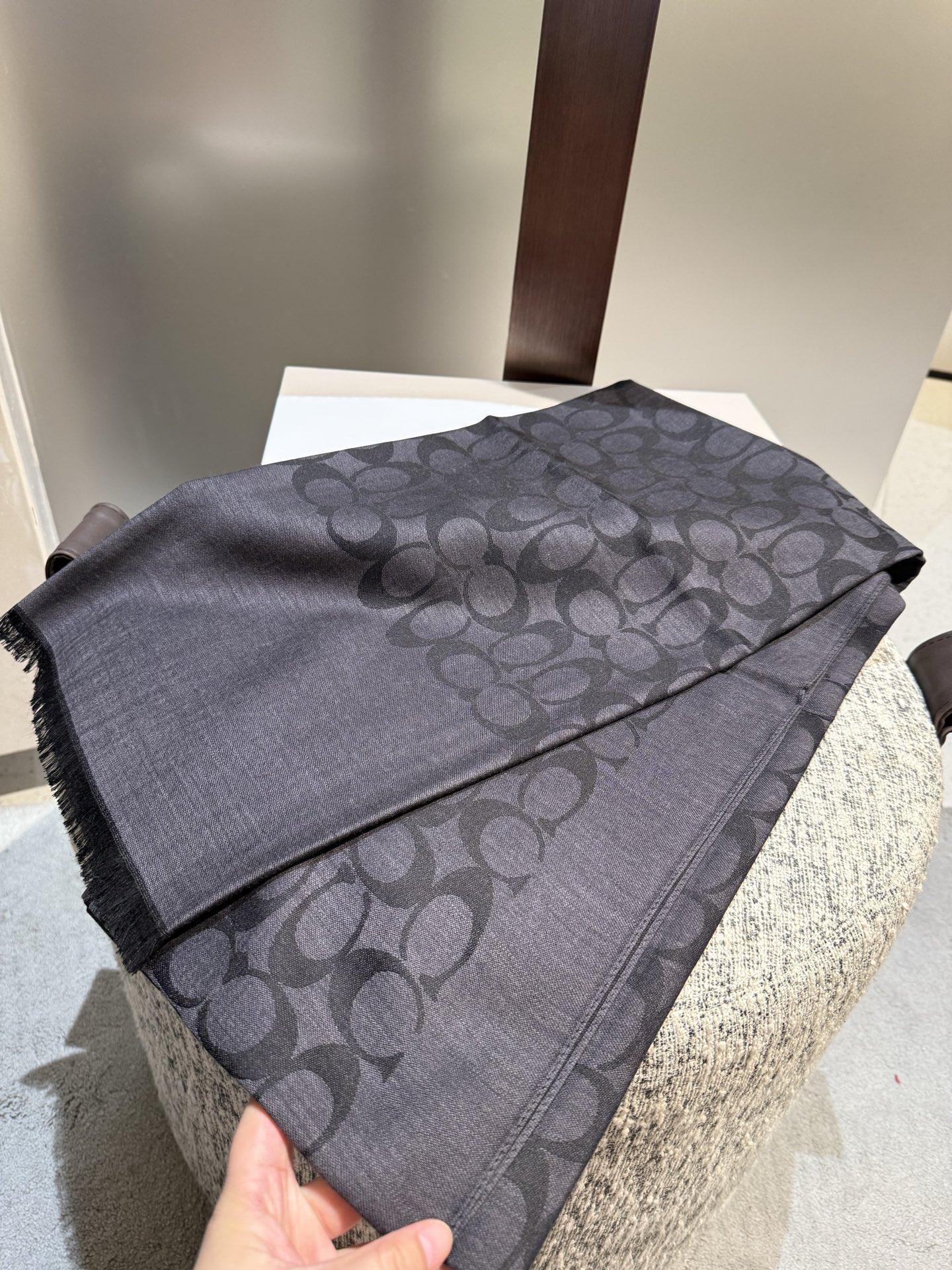 。Coach经典款围巾/大披肩。每个颜色都好看!超级舒适的款，大气奢华，中等厚度，可做披肩，办公室冷气足