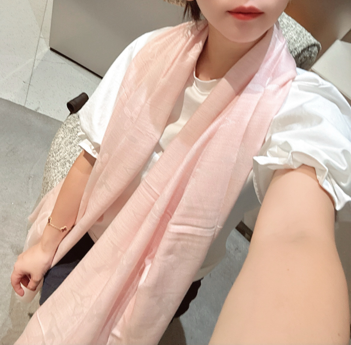 P专柜最新 只要你有关注，你就该知道25年的Lv主推大字 无论是包包还是衣服！所以今年的大字母围巾也必须