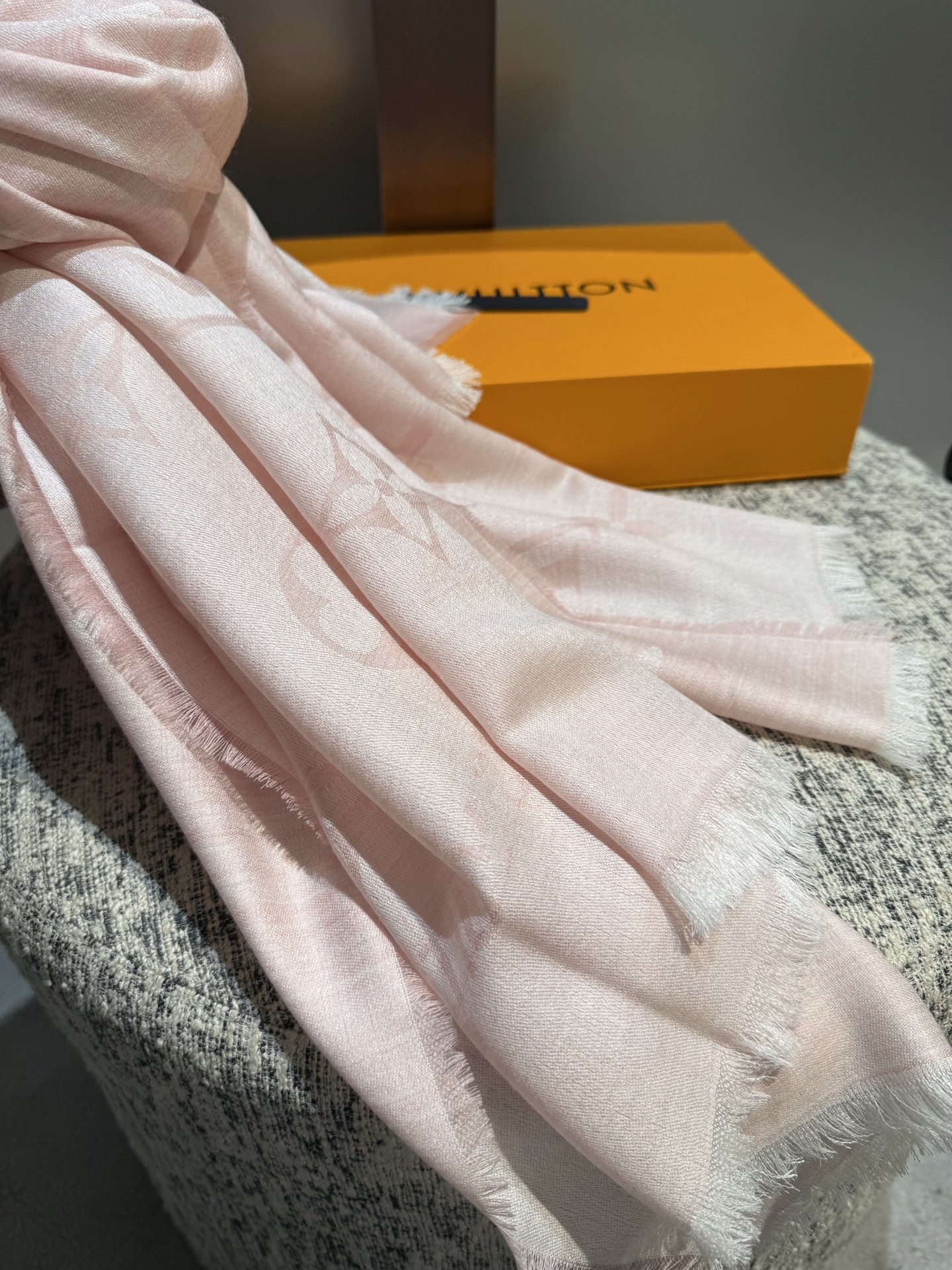 P专柜最新 只要你有关注，你就该知道25年的Lv主推大字 无论是包包还是衣服！所以今年的大字母围巾也必须