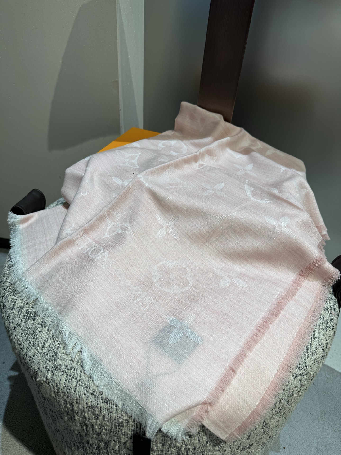 P专柜最新 只要你有关注，你就该知道25年的Lv主推大字 无论是包包还是衣服！所以今年的大字母围巾也必须