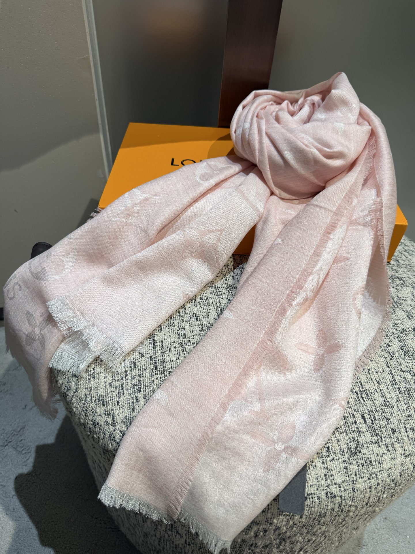 P专柜最新 只要你有关注，你就该知道25年的Lv主推大字 无论是包包还是衣服！所以今年的大字母围巾也必须