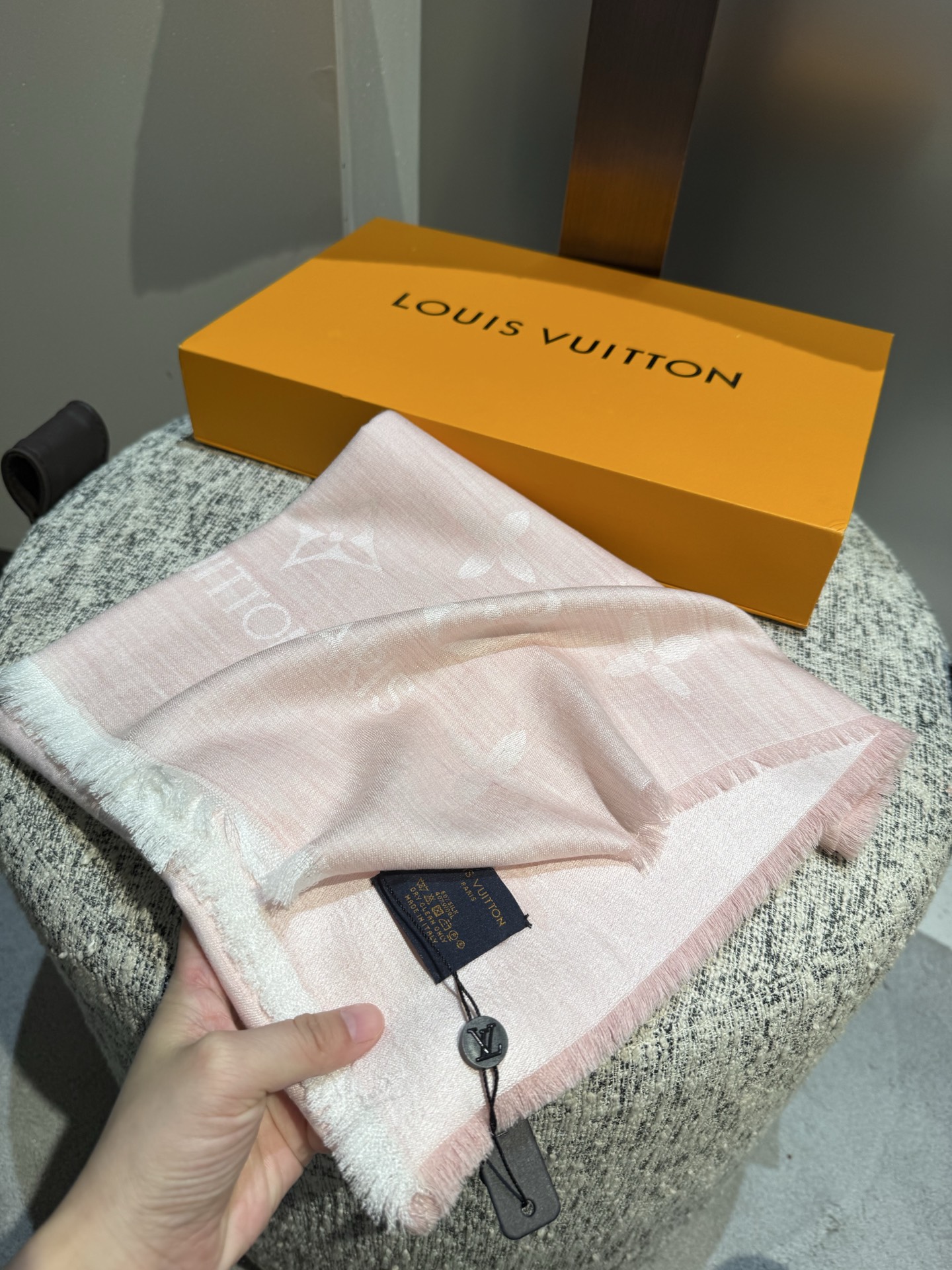 P专柜最新 只要你有关注，你就该知道25年的Lv主推大字 无论是包包还是衣服！所以今年的大字母围巾也必须