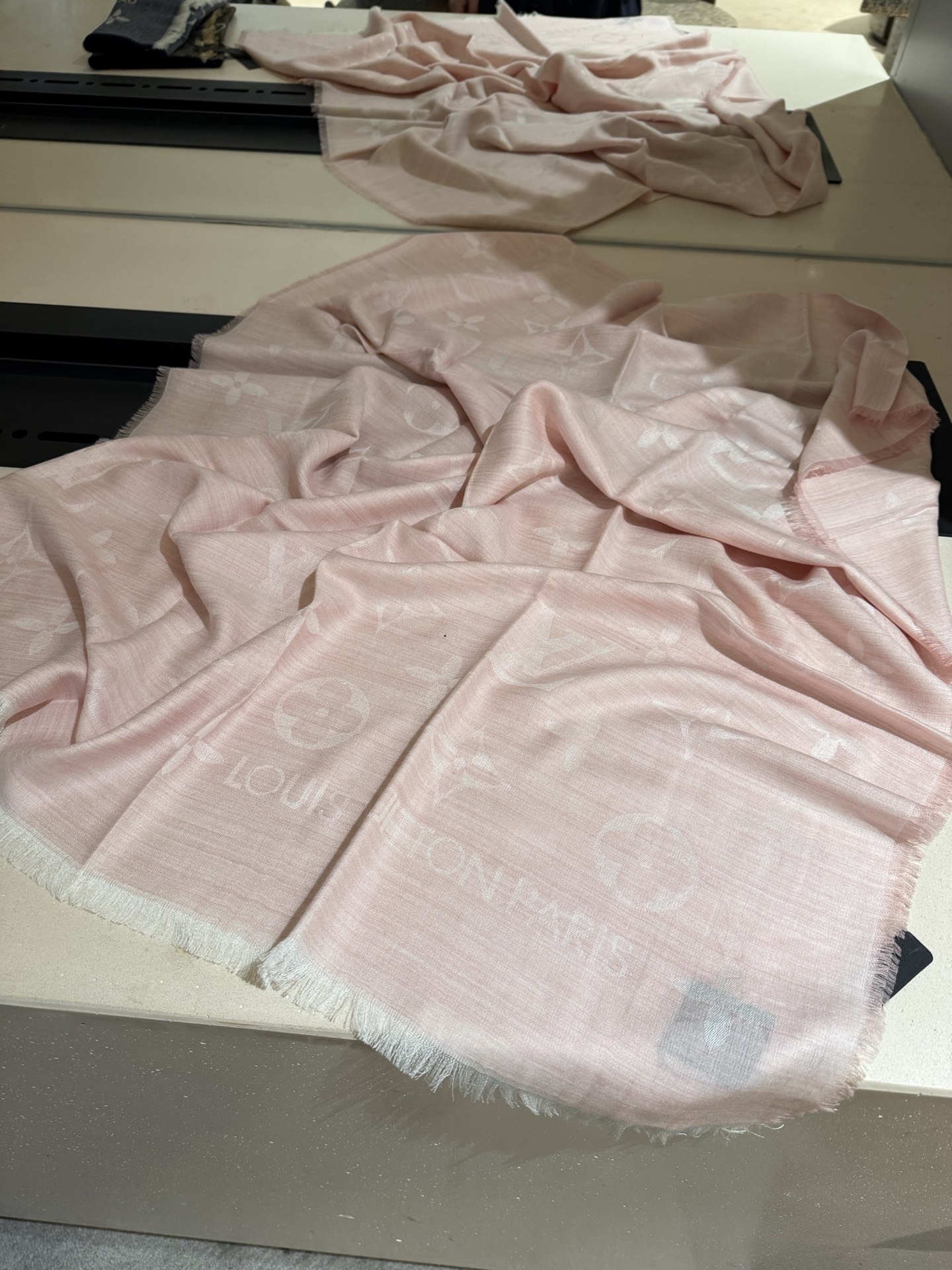 P专柜最新 只要你有关注，你就该知道25年的Lv主推大字 无论是包包还是衣服！所以今年的大字母围巾也必须