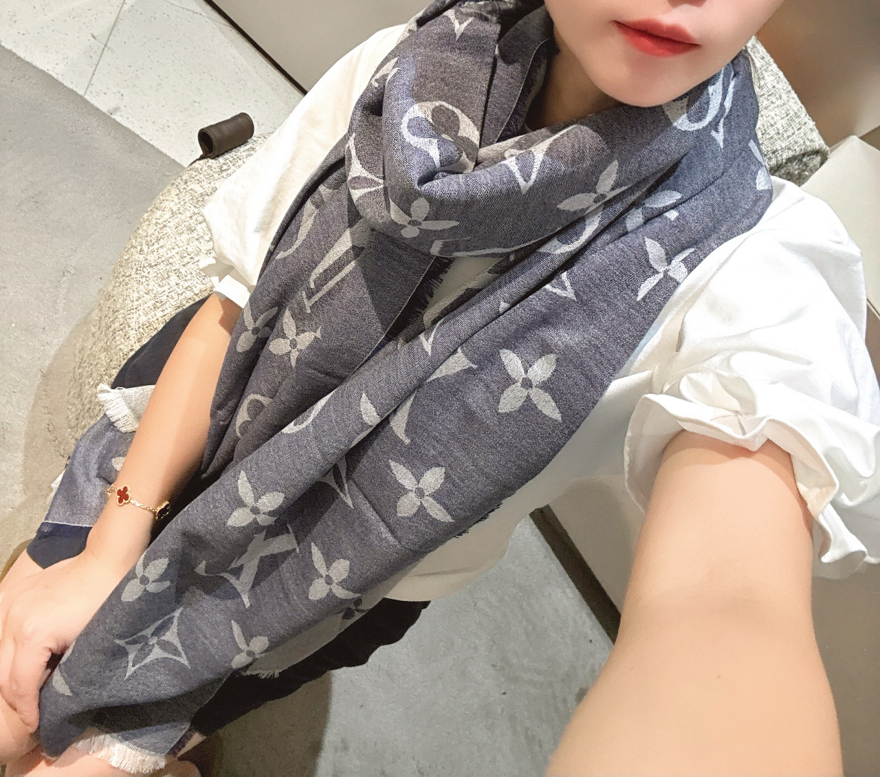 P专柜最新 只要你有关注，你就该知道25年的Lv主推大字 无论是包包还是衣服！所以今年的大字母围巾也必须