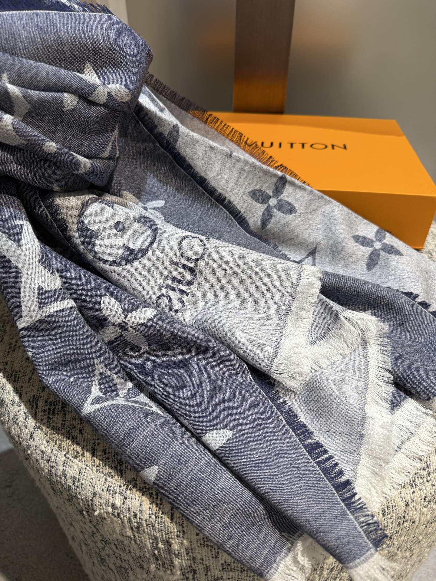 P专柜最新 只要你有关注，你就该知道25年的Lv主推大字 无论是包包还是衣服！所以今年的大字母围巾也必须