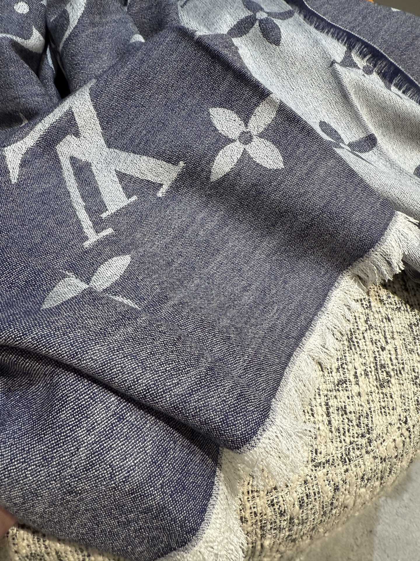 P专柜最新 只要你有关注，你就该知道25年的Lv主推大字 无论是包包还是衣服！所以今年的大字母围巾也必须