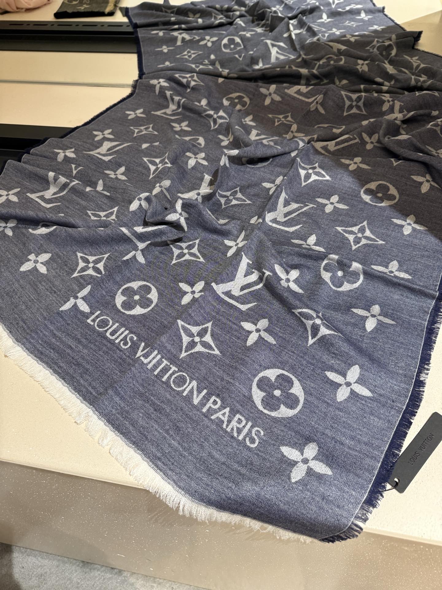 P专柜最新 只要你有关注，你就该知道25年的Lv主推大字 无论是包包还是衣服！所以今年的大字母围巾也必须