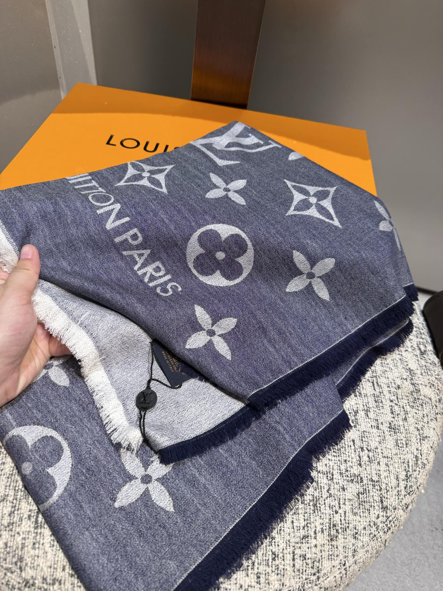 P专柜最新 只要你有关注，你就该知道25年的Lv主推大字 无论是包包还是衣服！所以今年的大字母围巾也必须