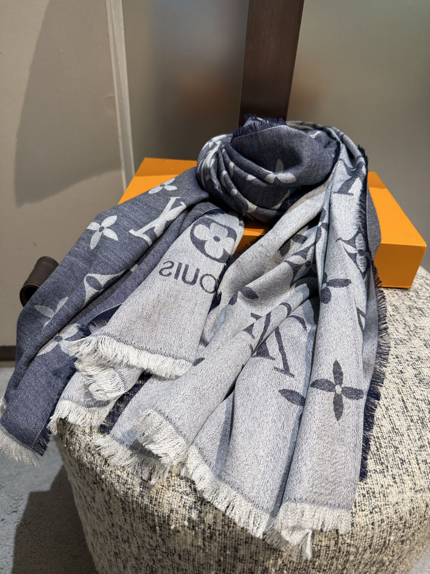 P专柜最新 只要你有关注，你就该知道25年的Lv主推大字 无论是包包还是衣服！所以今年的大字母围巾也必须