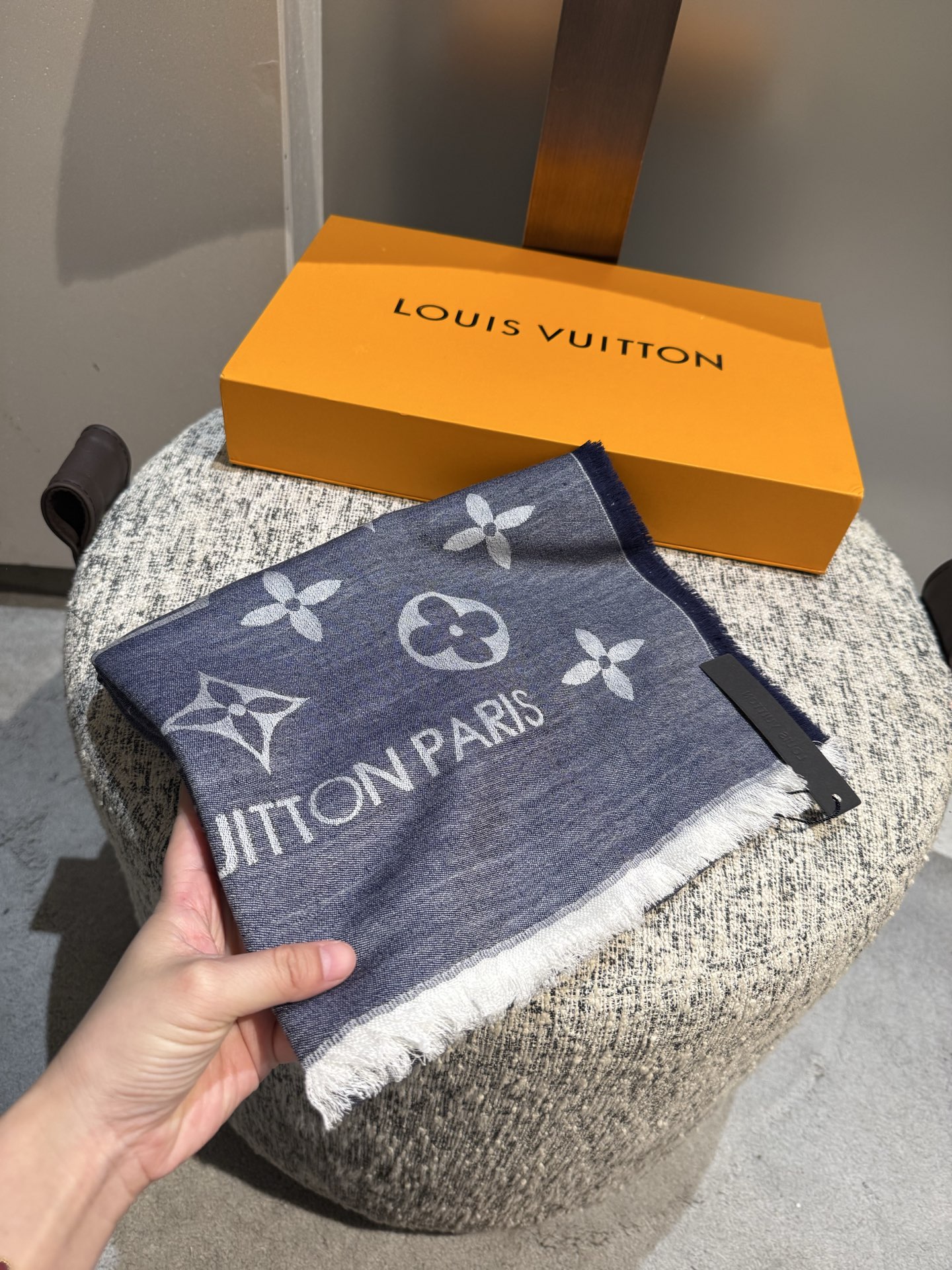 P专柜最新 只要你有关注，你就该知道25年的Lv主推大字 无论是包包还是衣服！所以今年的大字母围巾也必须