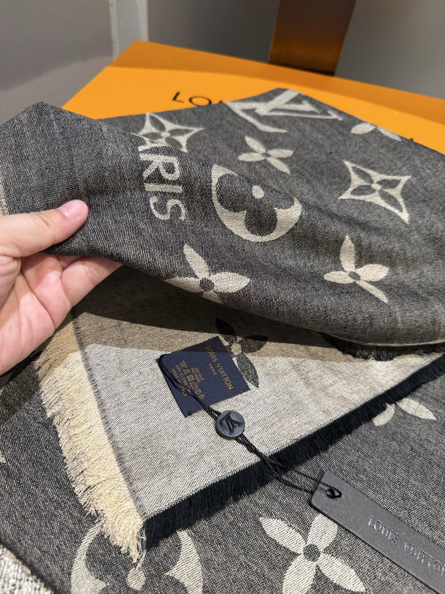 P专柜最新 只要你有关注，你就该知道25年的Lv主推大字 无论是包包还是衣服！所以今年的大字母围巾也必须