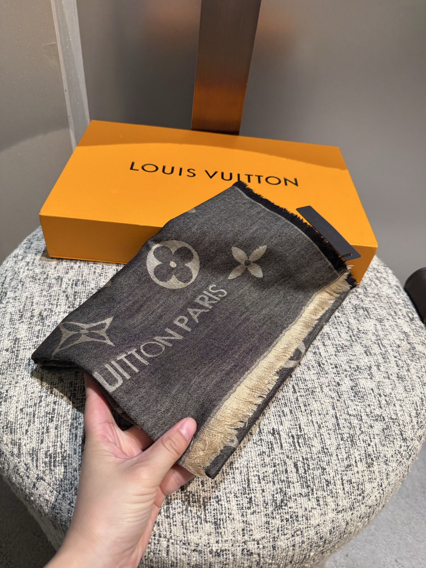 P专柜最新 只要你有关注，你就该知道25年的Lv主推大字 无论是包包还是衣服！所以今年的大字母围巾也必须