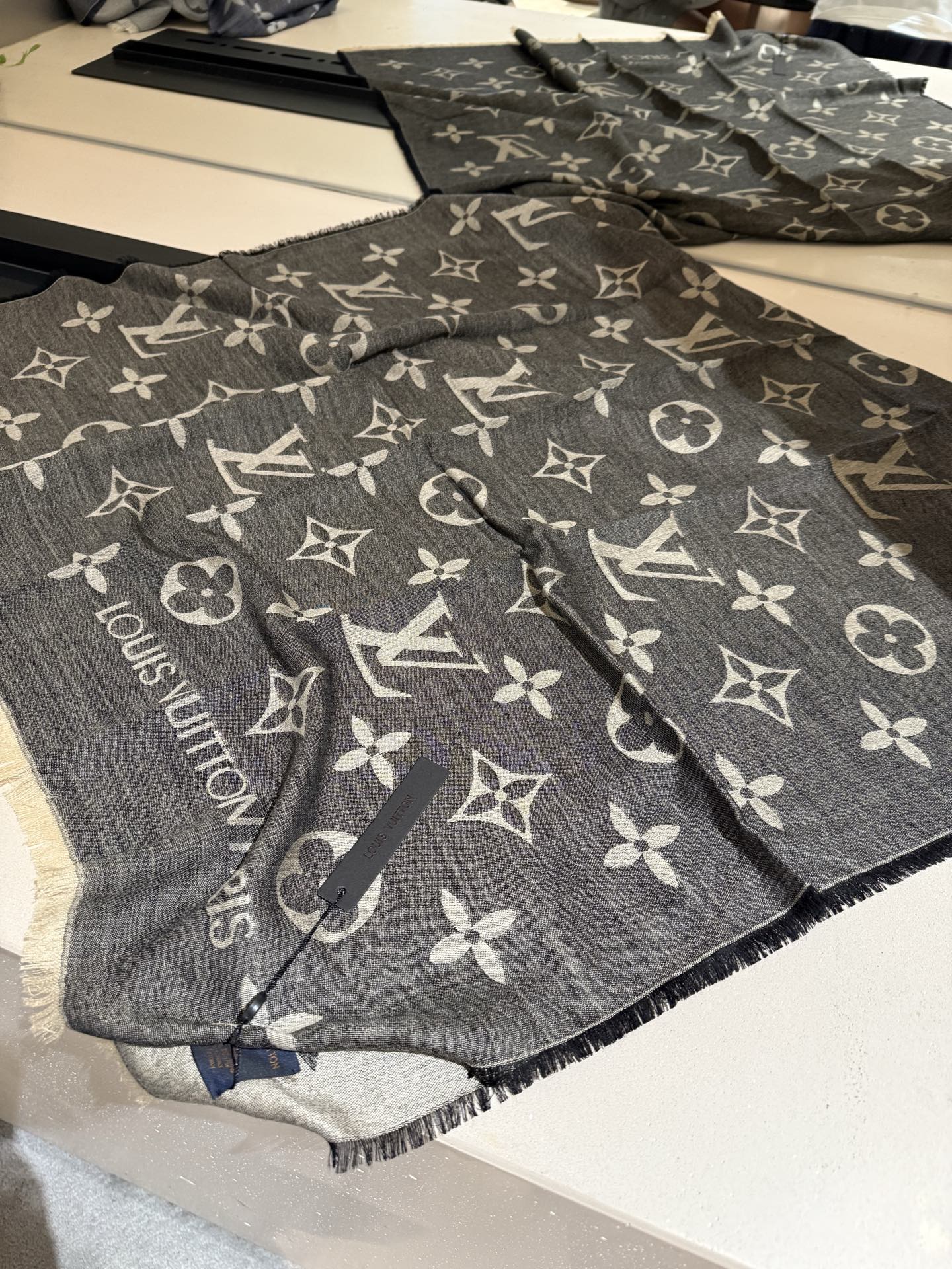 P专柜最新 只要你有关注，你就该知道25年的Lv主推大字 无论是包包还是衣服！所以今年的大字母围巾也必须